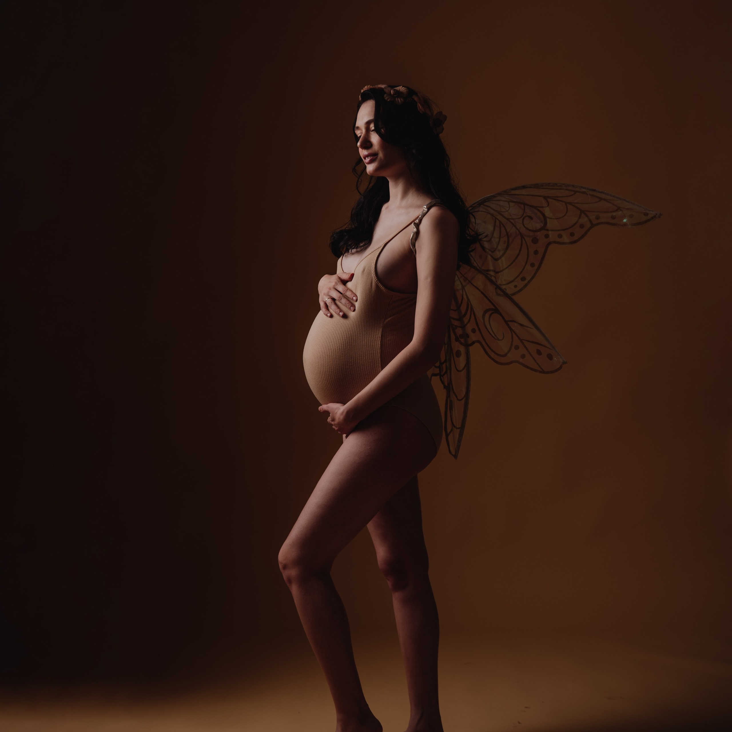 Maternity photoshoot in a studio. Photographer in Israel Luba Ternavskaya