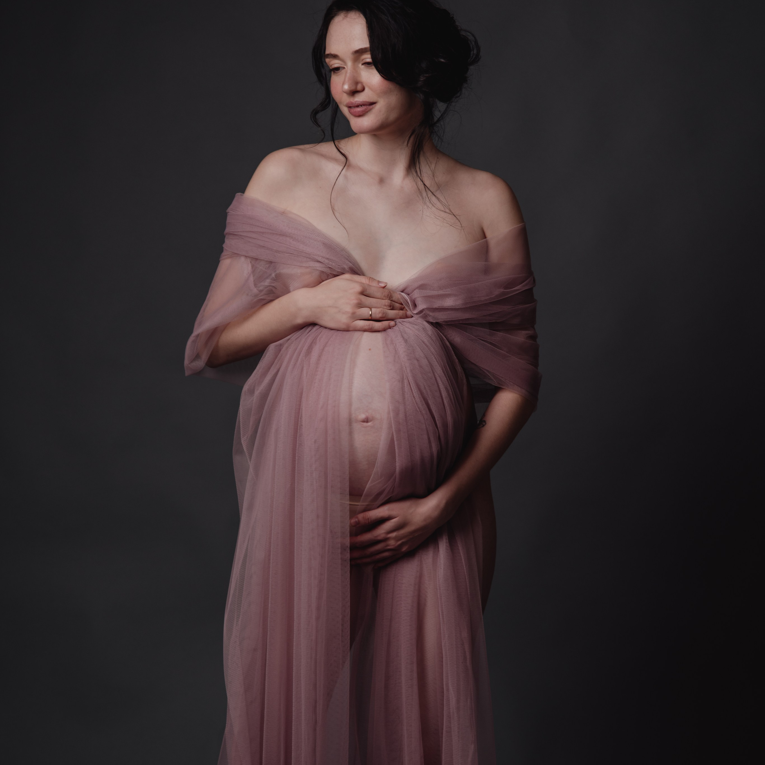 Maternity photoshoot in a studio. Photographer in Israel Luba Ternavskaya