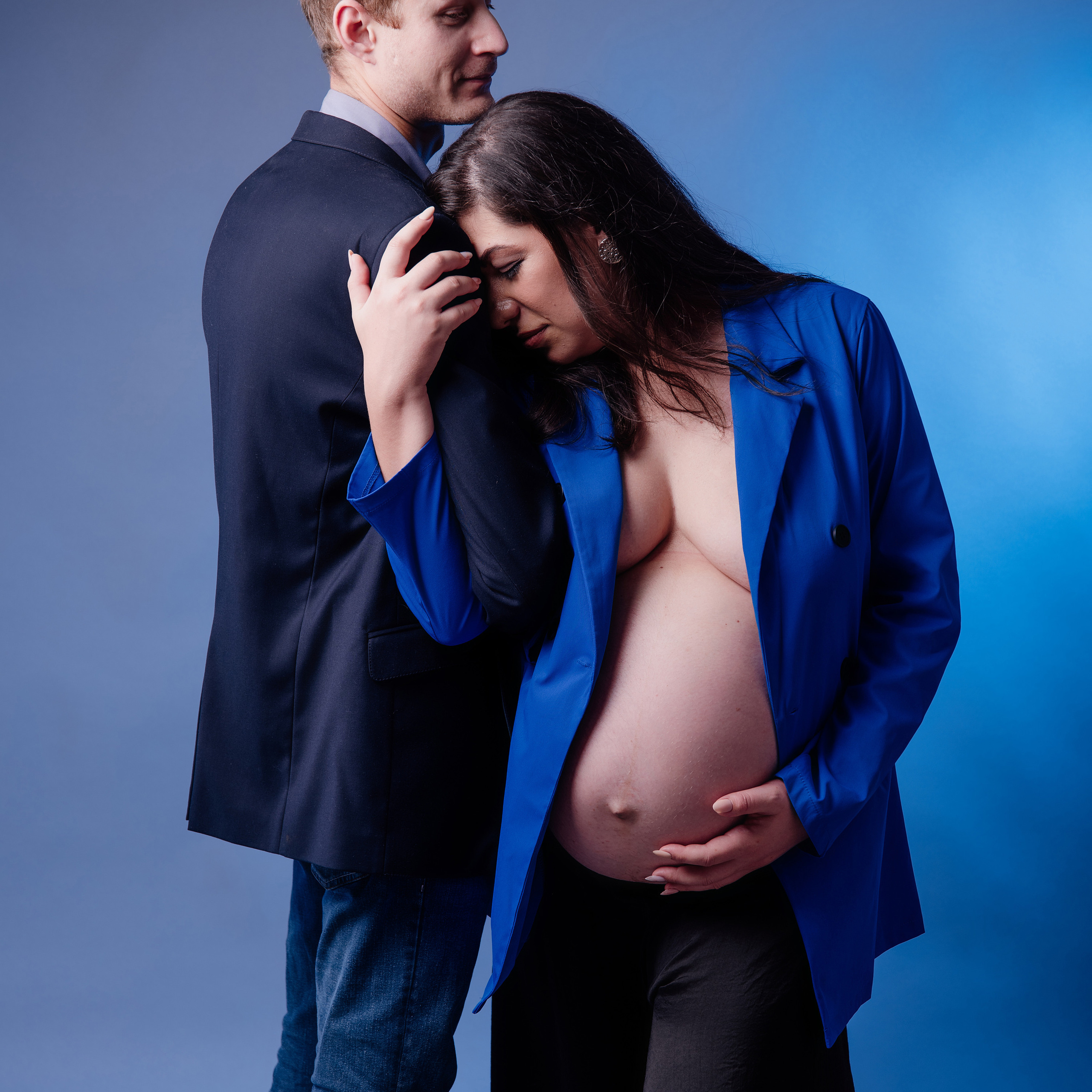 Maternity photoshoot in a studio. Photographer in Israel Luba Ternavskaya