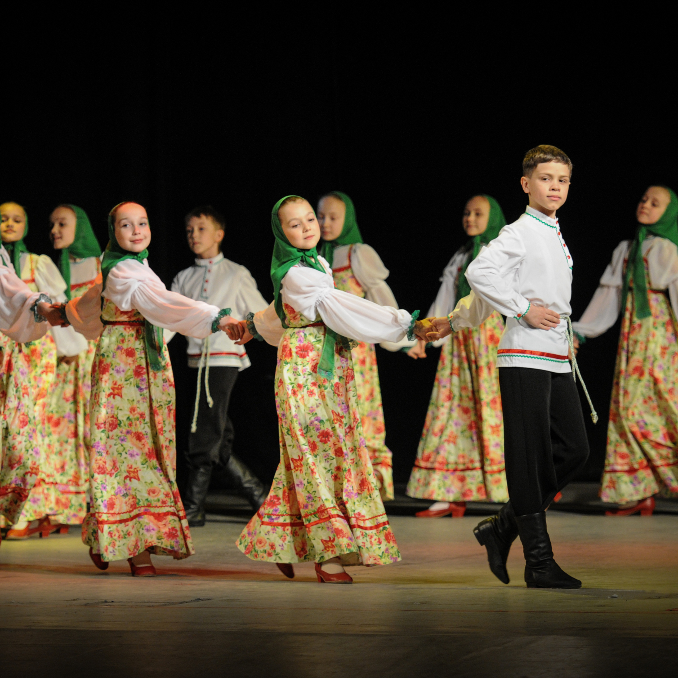 Concert of the folk group “Sunny Rainbow” in Russia. Photographer in Israel Luba Ternavskaya
