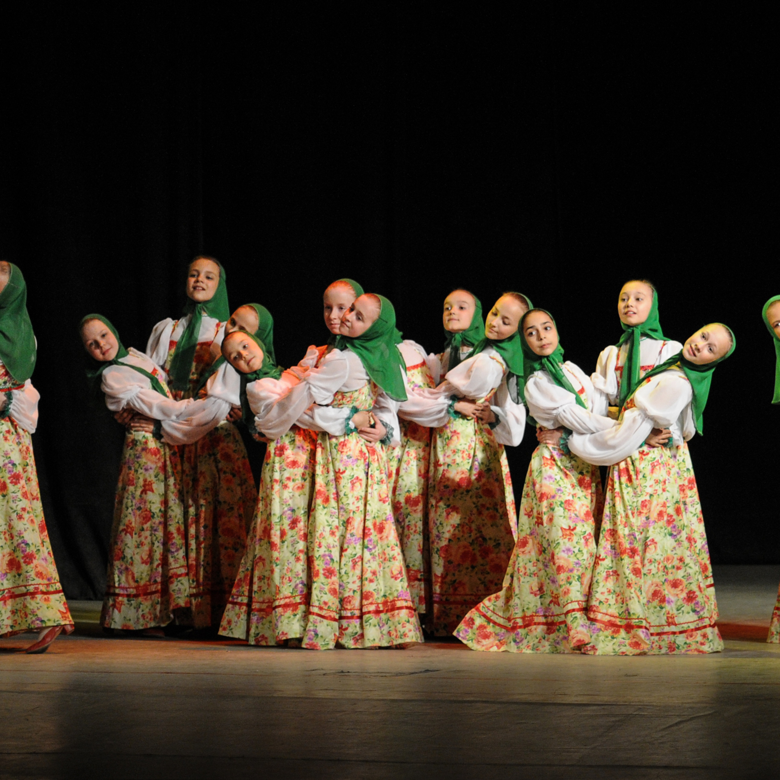 Concert of the folk group “Sunny Rainbow” in Russia. Photographer in Israel Luba Ternavskaya