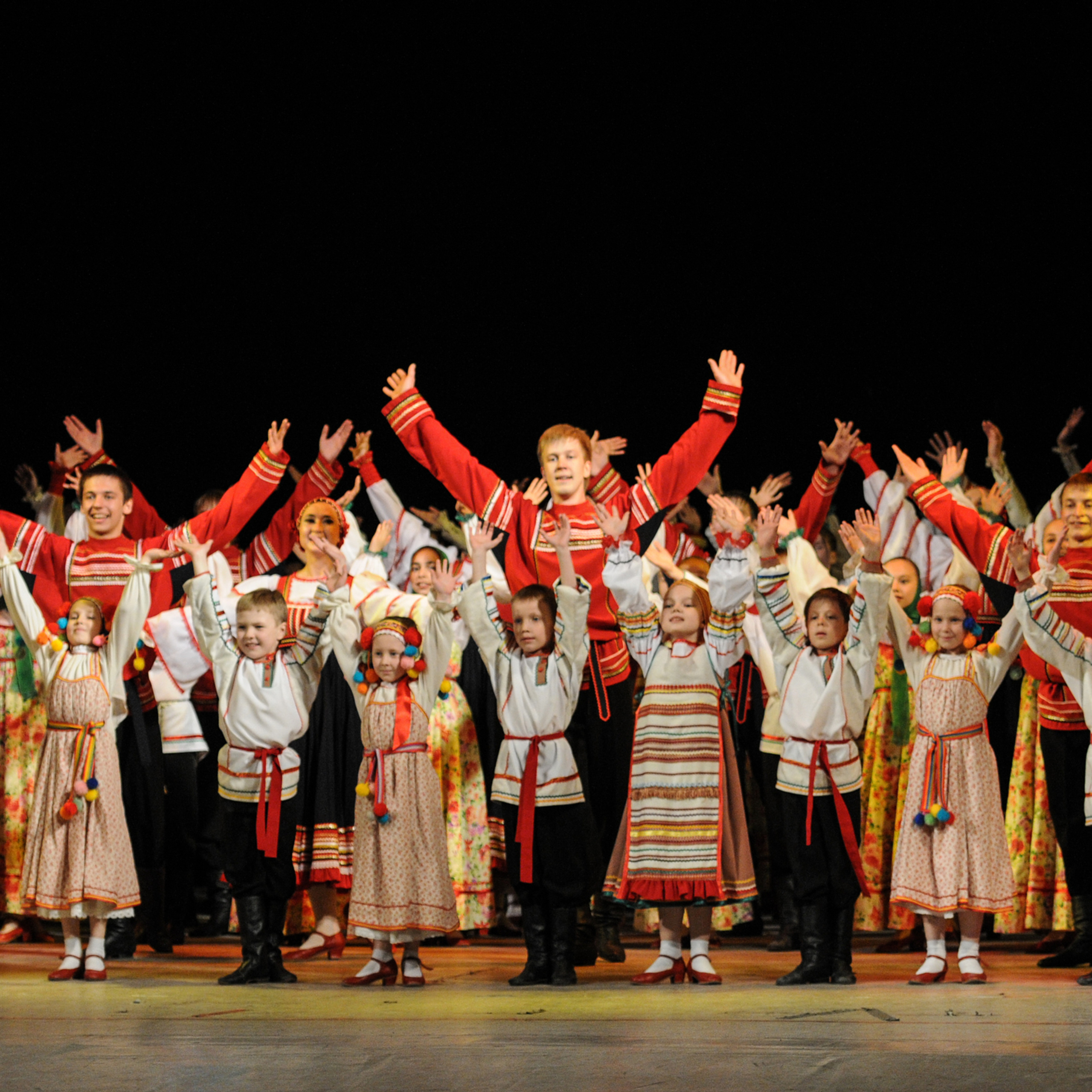Concert of the folk group “Sunny Rainbow” in Russia. Photographer in Israel Luba Ternavskaya
