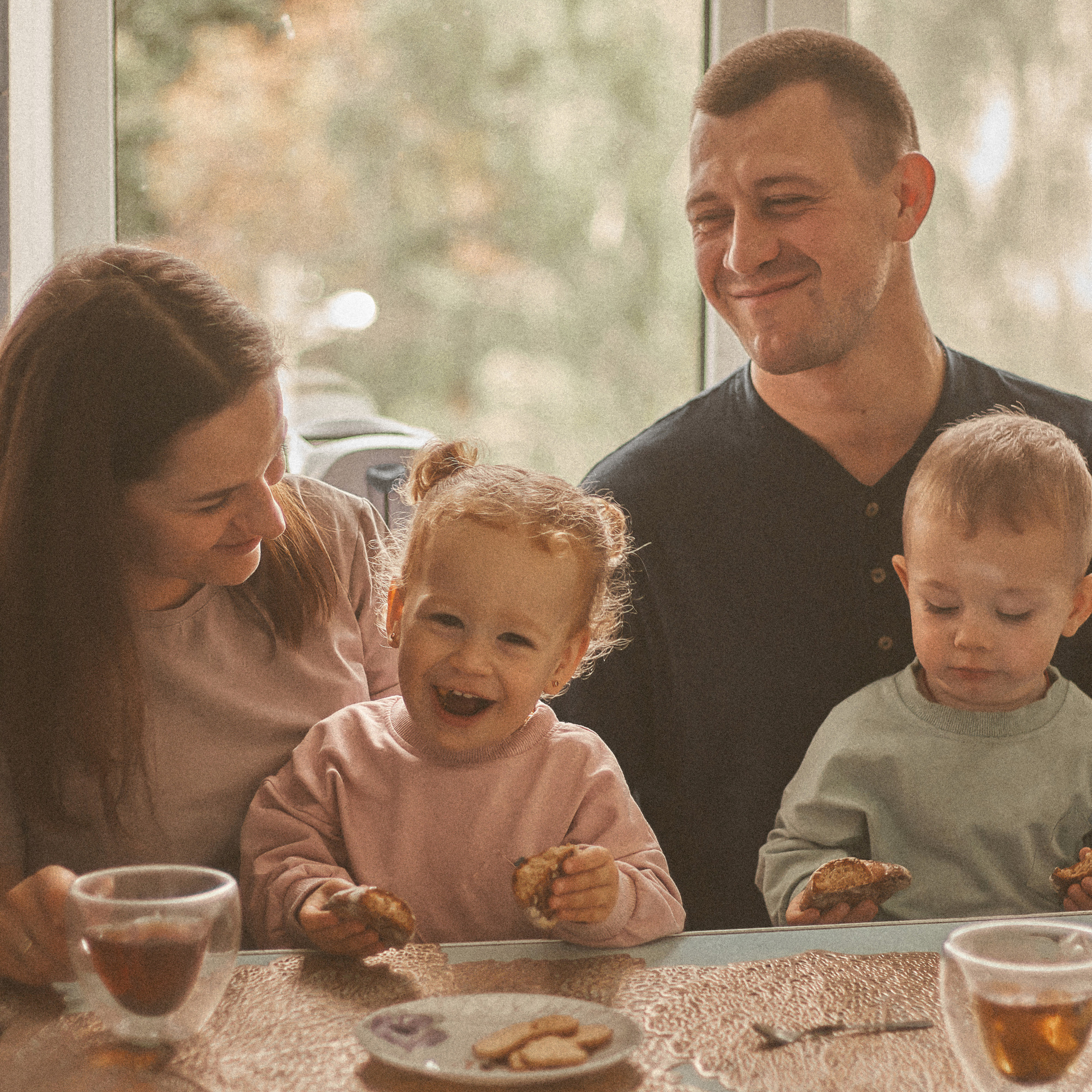 Я - старший, бо народився пару хвилин раніше від сестри