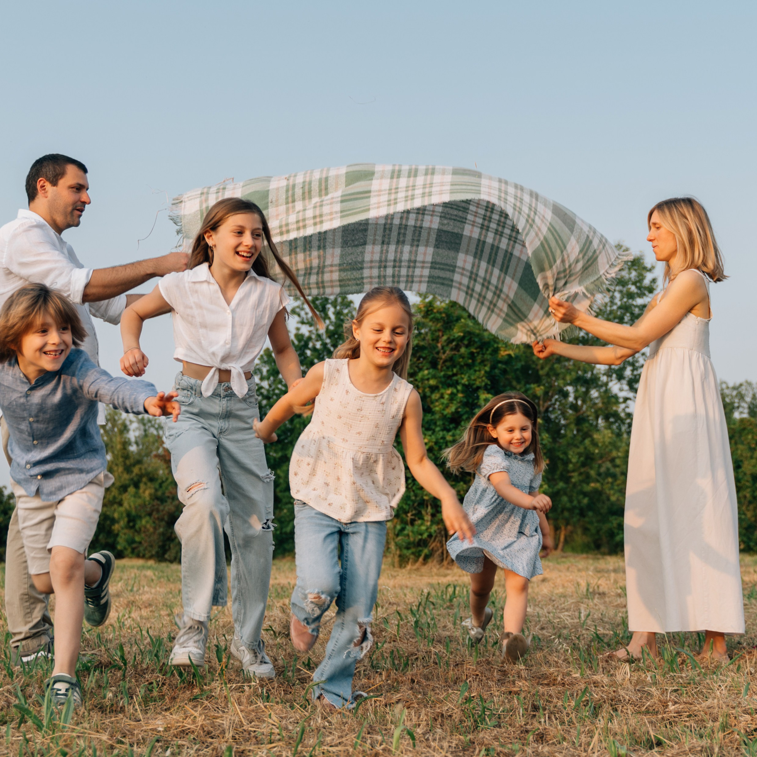 Servizio fotografico di famiglia in un parco a Rimini, Italia