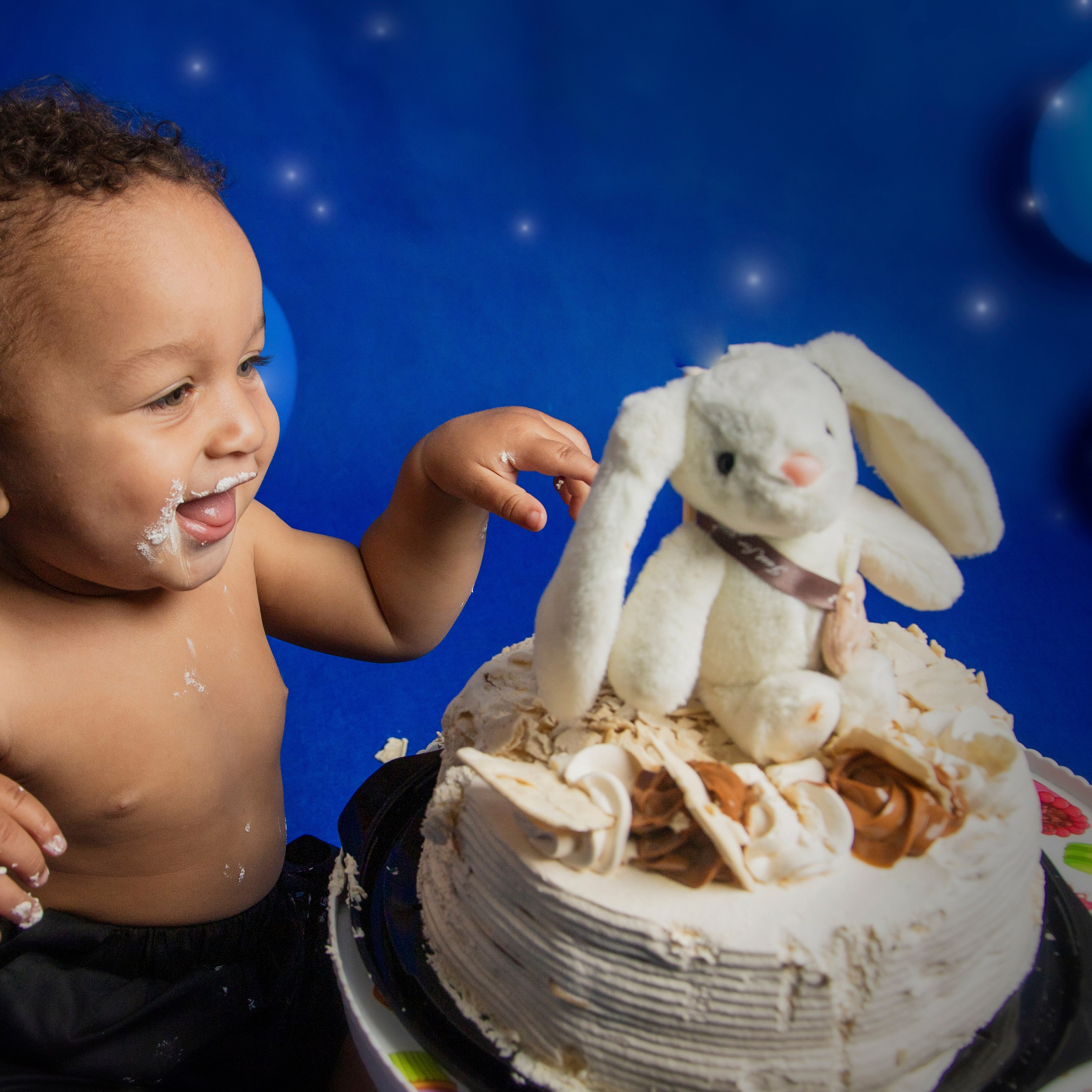 Smash Cake: celebrando el&nbsp;primer añito destrozando y&nbsp;devorando su&nbsp;primer pastel de&nbsp;cumpleaños.