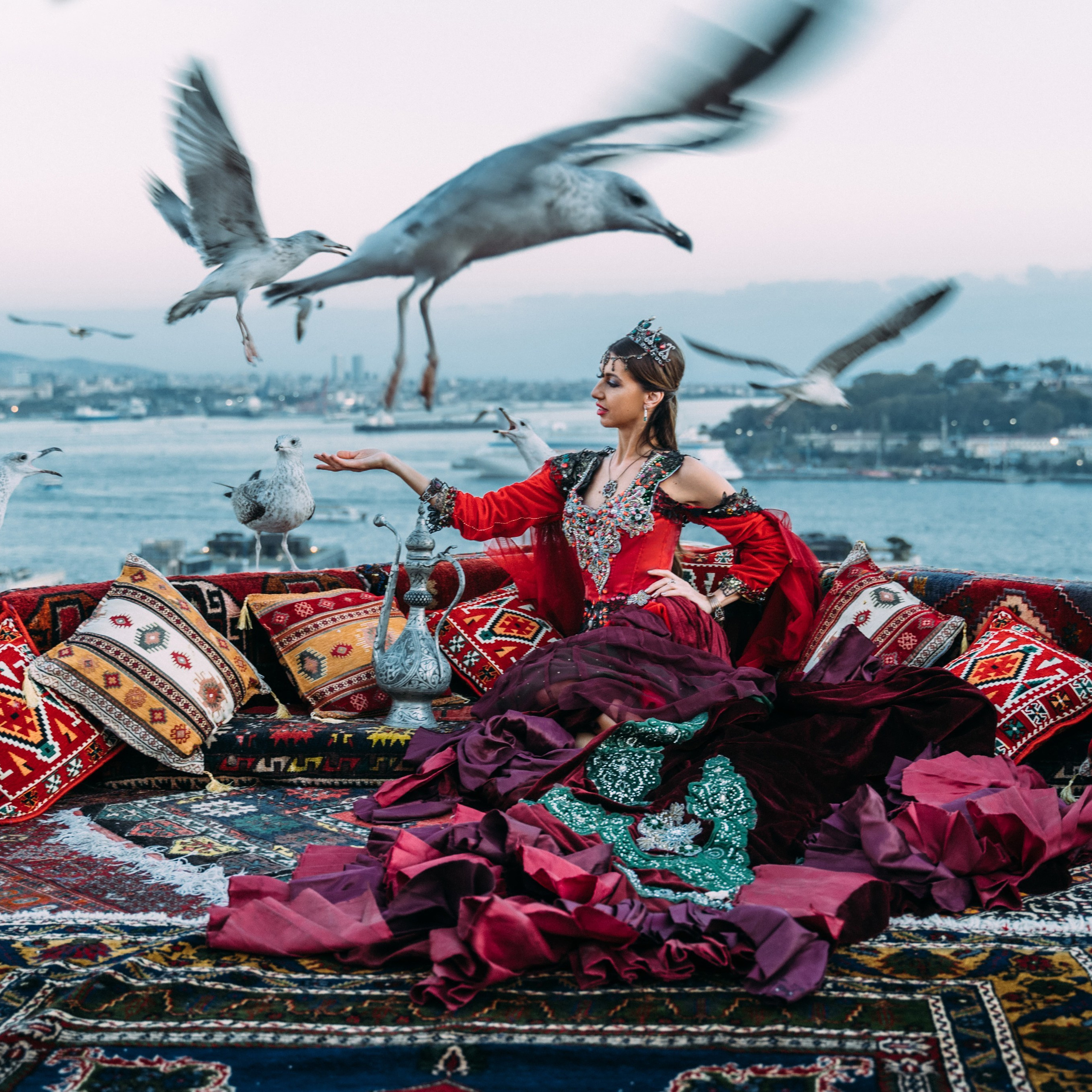Фотосессия в Стамбуле. Фотограф в Стамбуле. Лайфстайл фотограф в Стамбуле Анатолий. Фотосессии на крышах с чайками