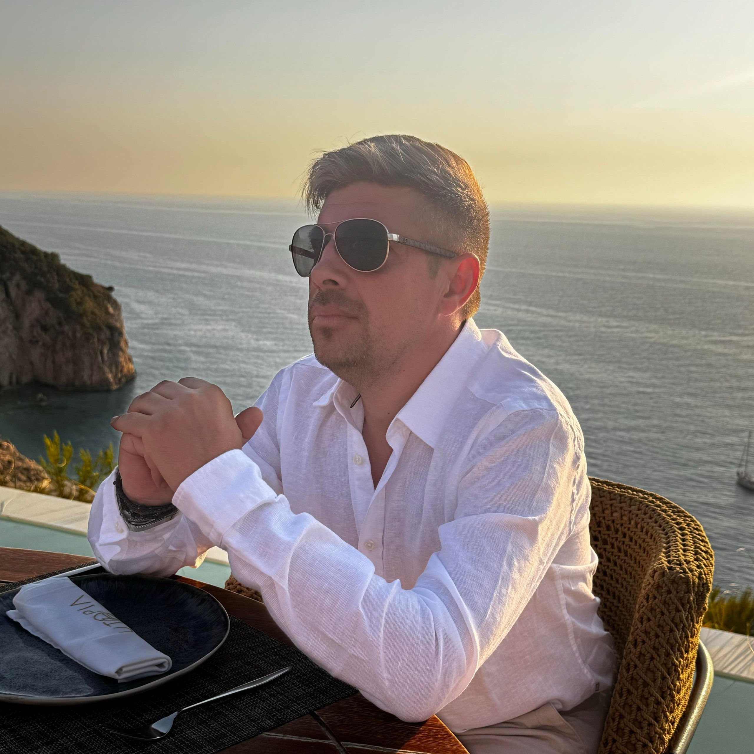 Recenzii. Daniel Cioc - Fotograf profesionist în București, specializat în evenimente, nunta, botez, corporate, portret și boudoir