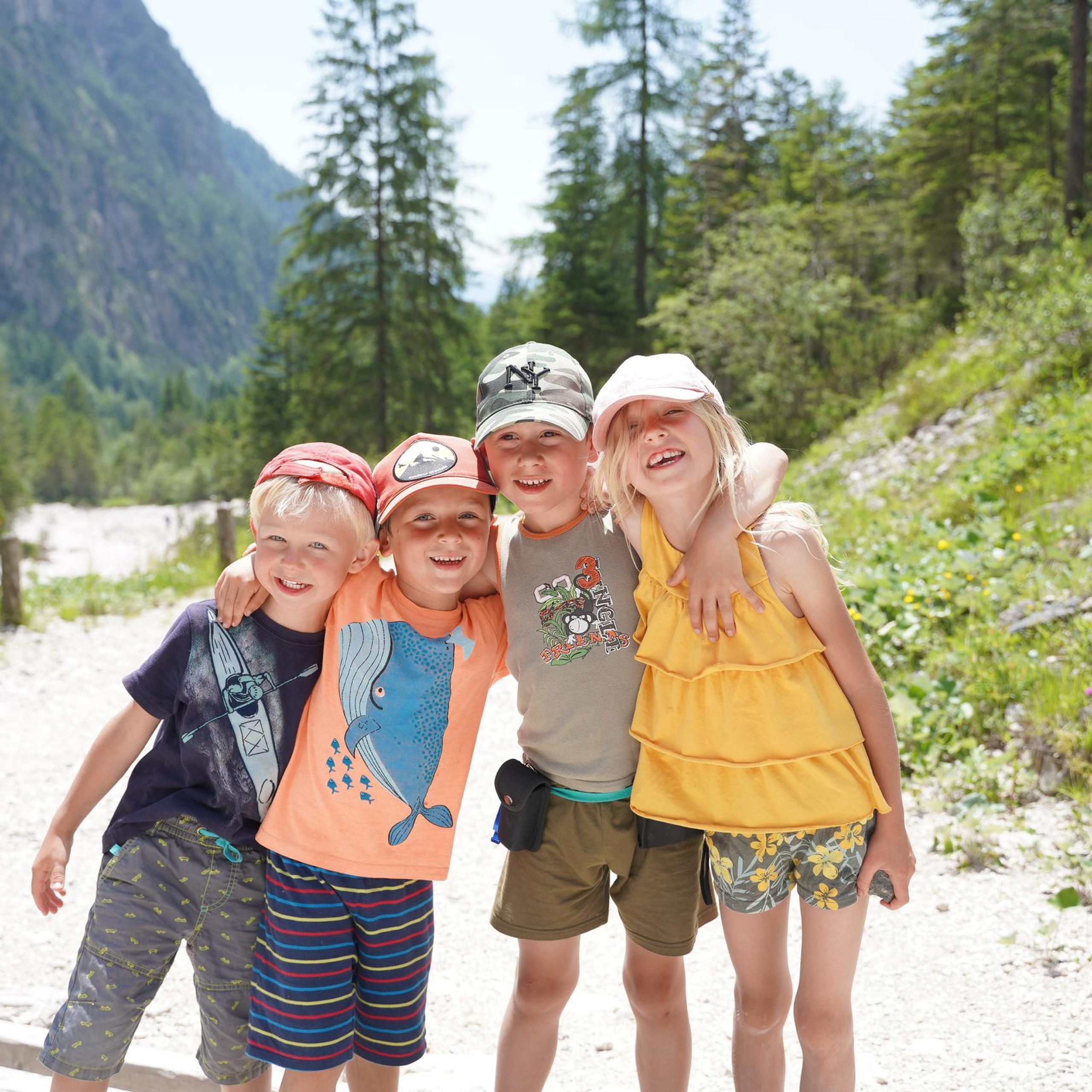 Артклассы детские. Семейные лагеря в Европе с Ниной Янечковой и Ириной Зиновьевой