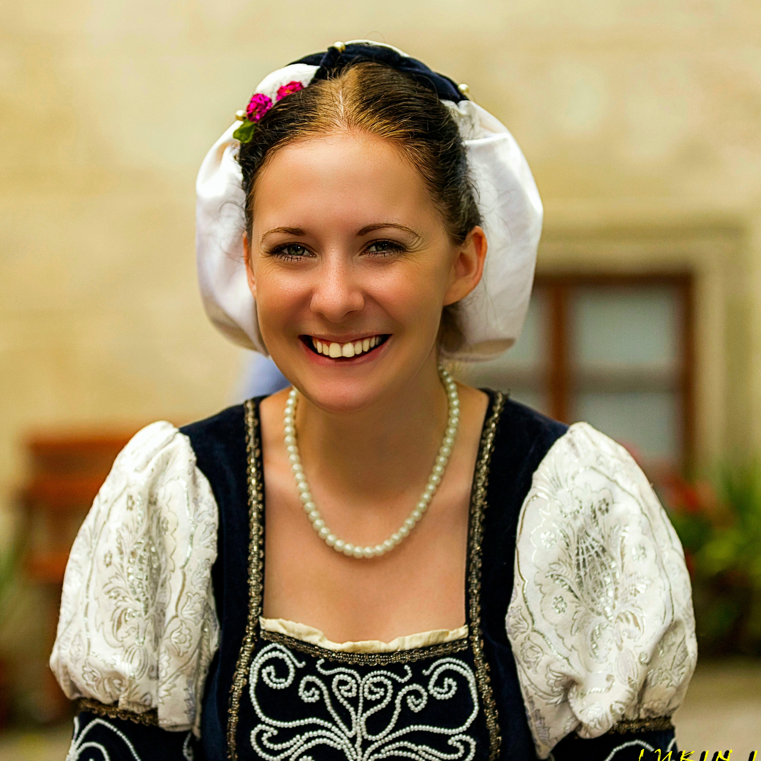 КОСТЮМИРОВАНЫЙ ЖЕНСКИЙ ПОРТРЕТ