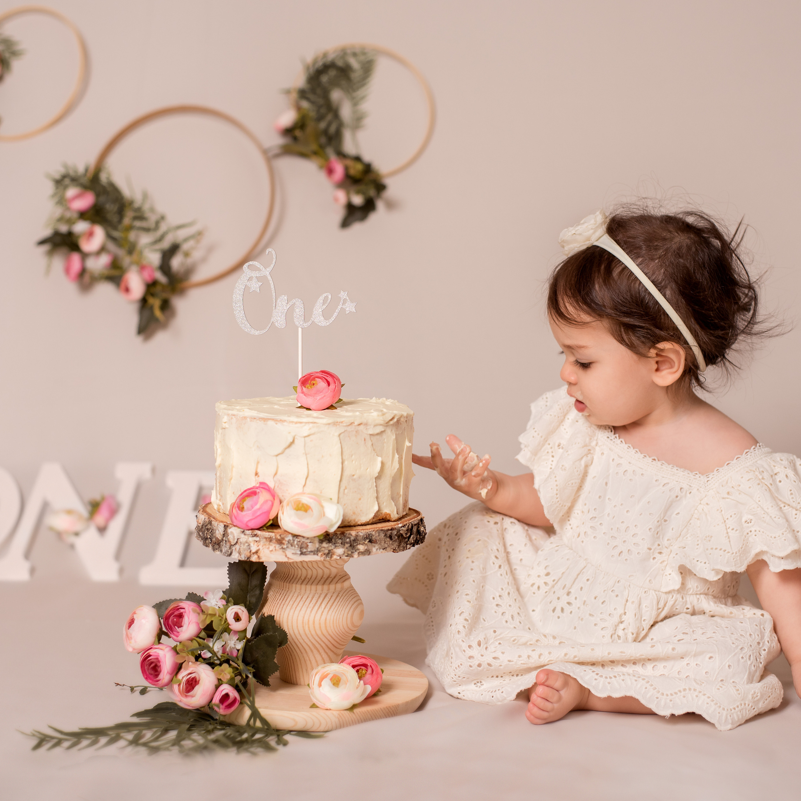 Cake smash first birthday photoshoot. Family and Children Photographer /Φωτογράφος