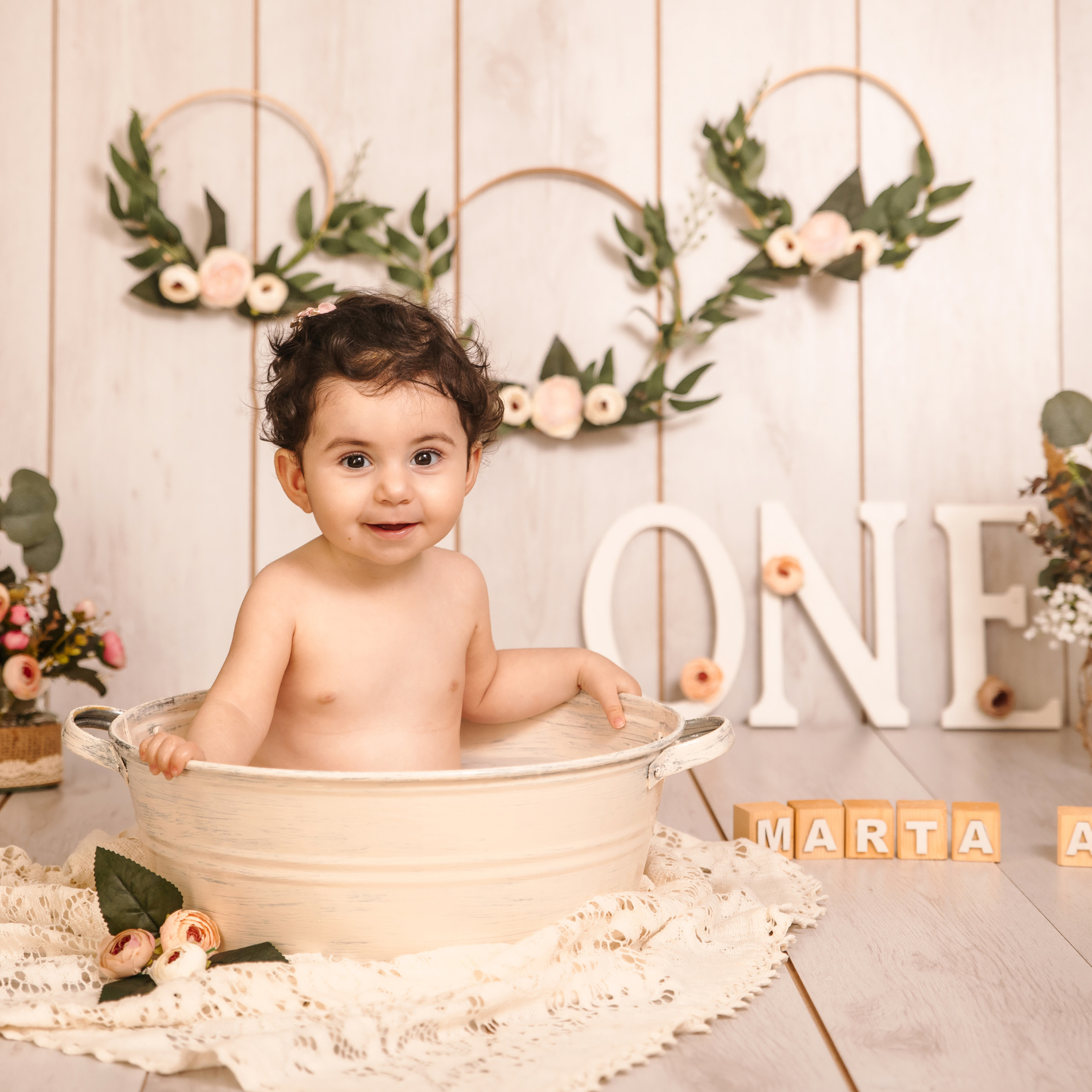Cake smash first birthday photoshoot. Family and Children Photographer /Φωτογράφος