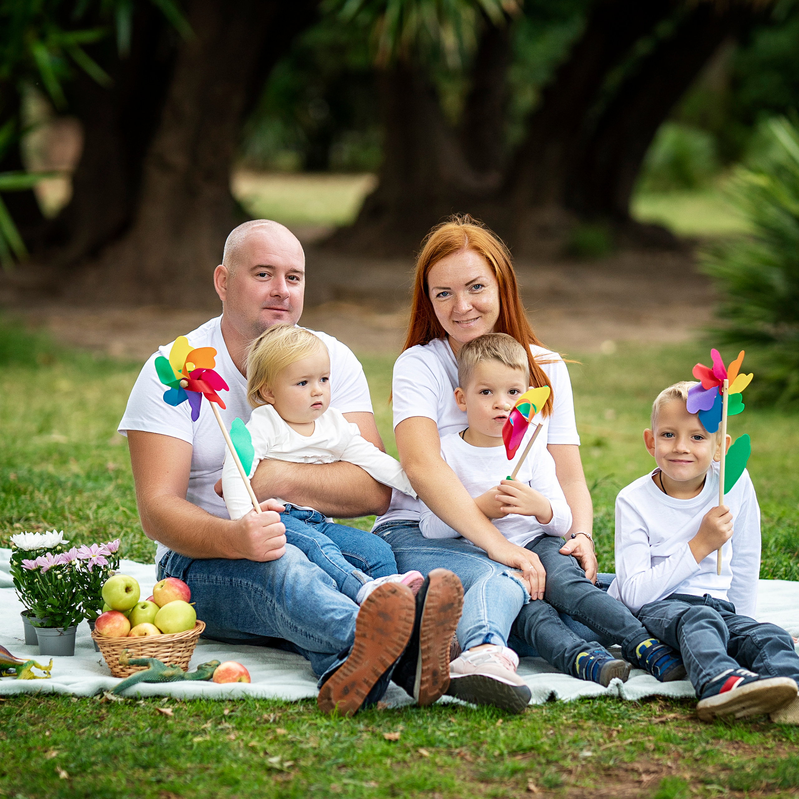 A family picnic in Ciutadella Park