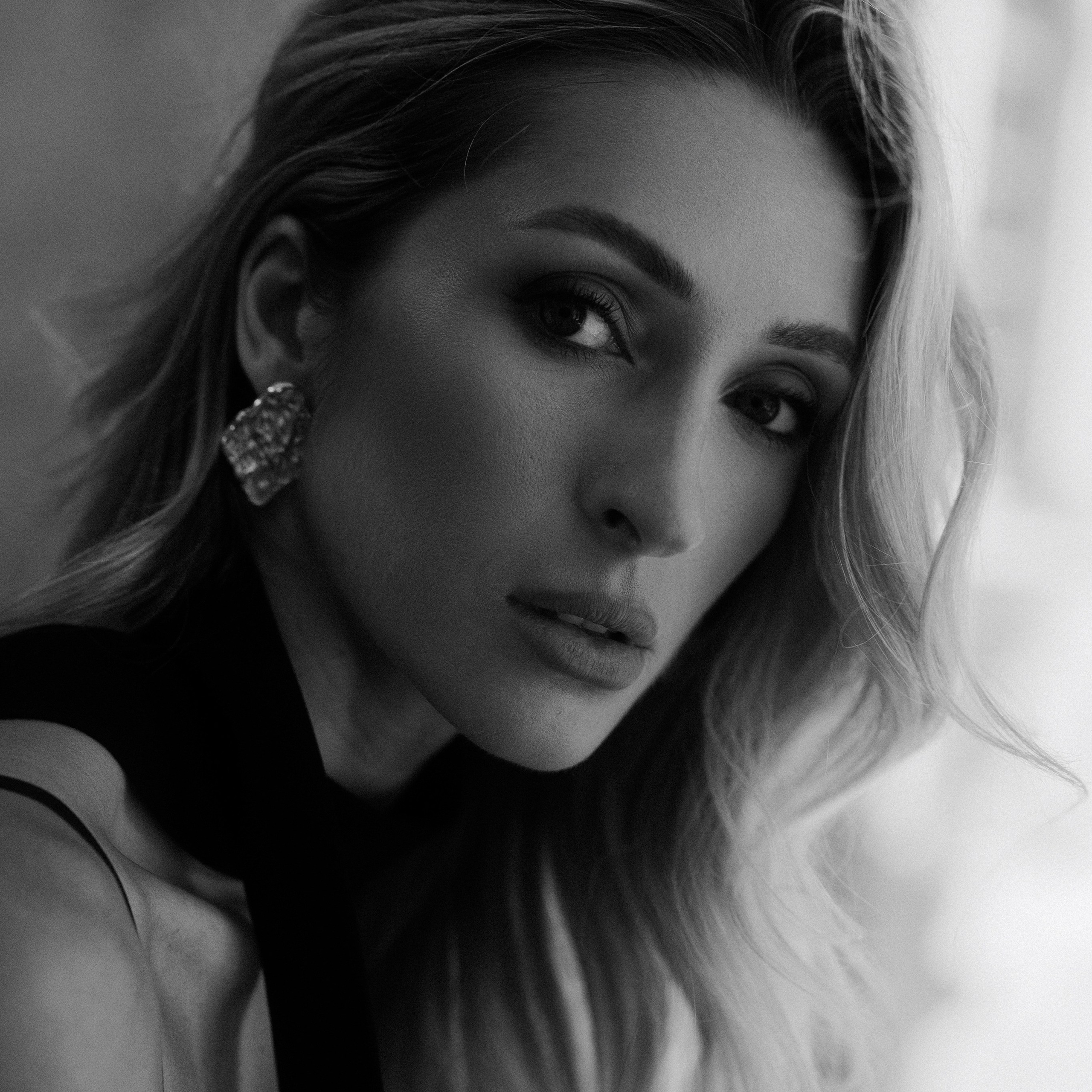 Timeless Elegance | Black & White Portrait Session in Dresden