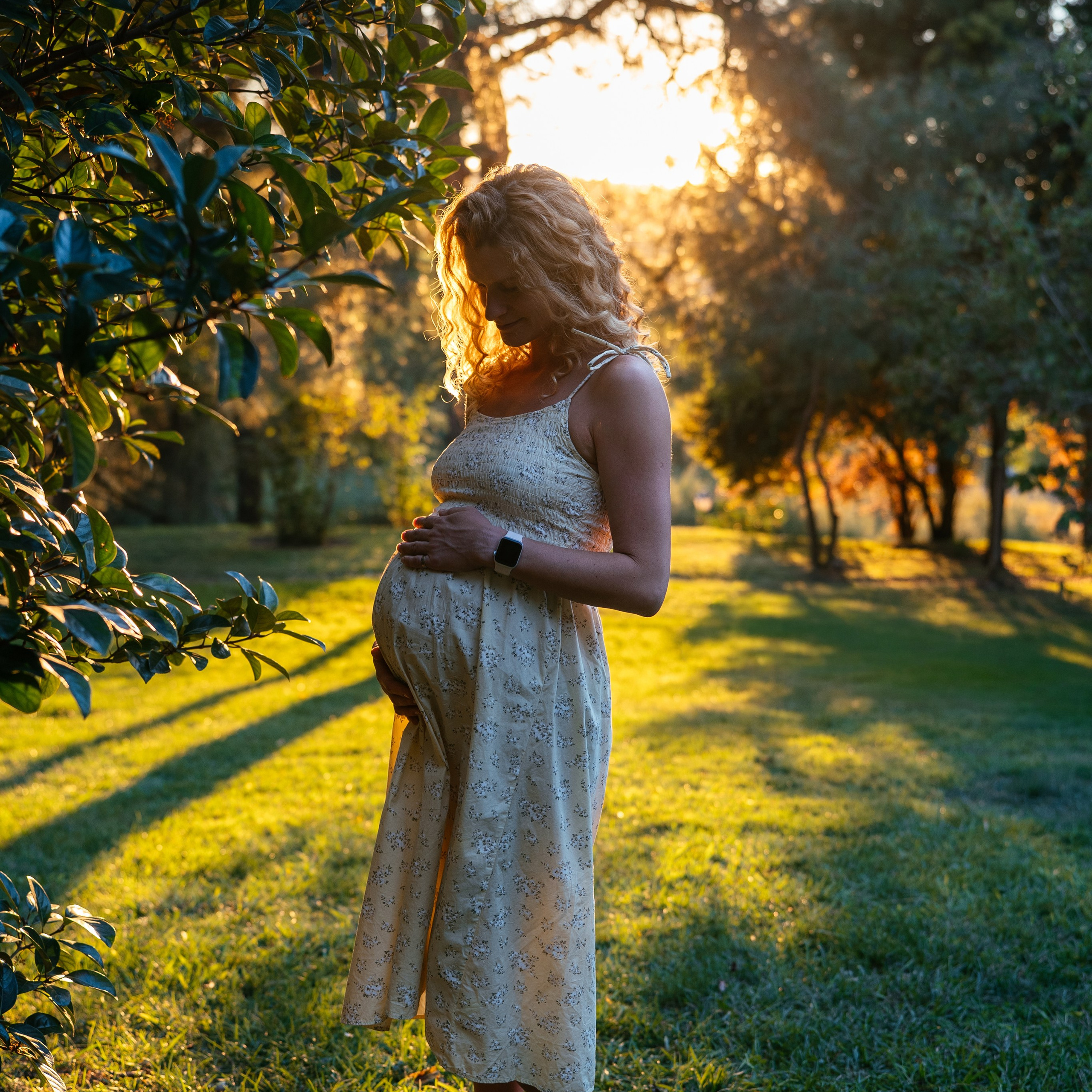 Candid pregnancy photoshoot in&nbsp;the park