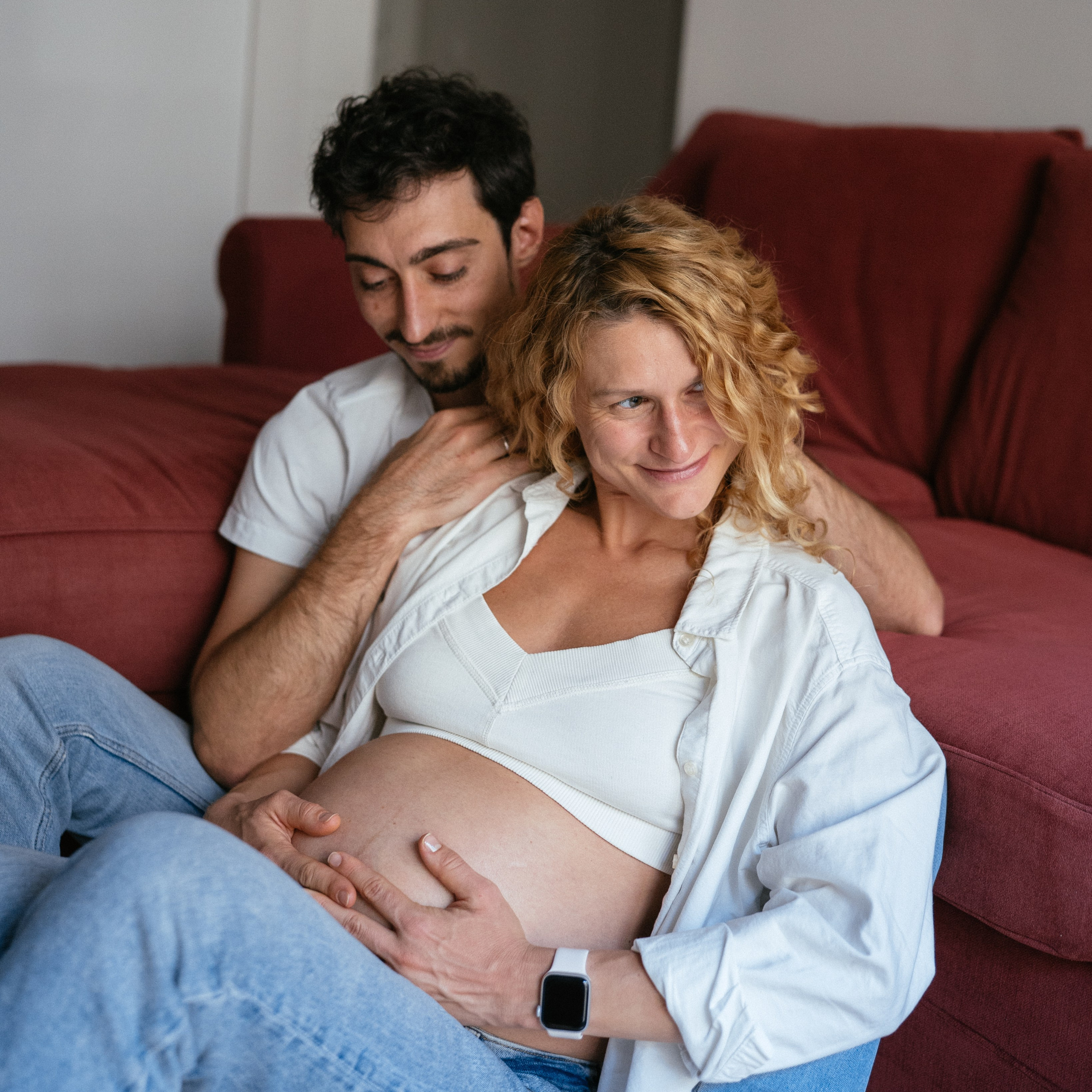Candid pregnancy photoshoot in the park