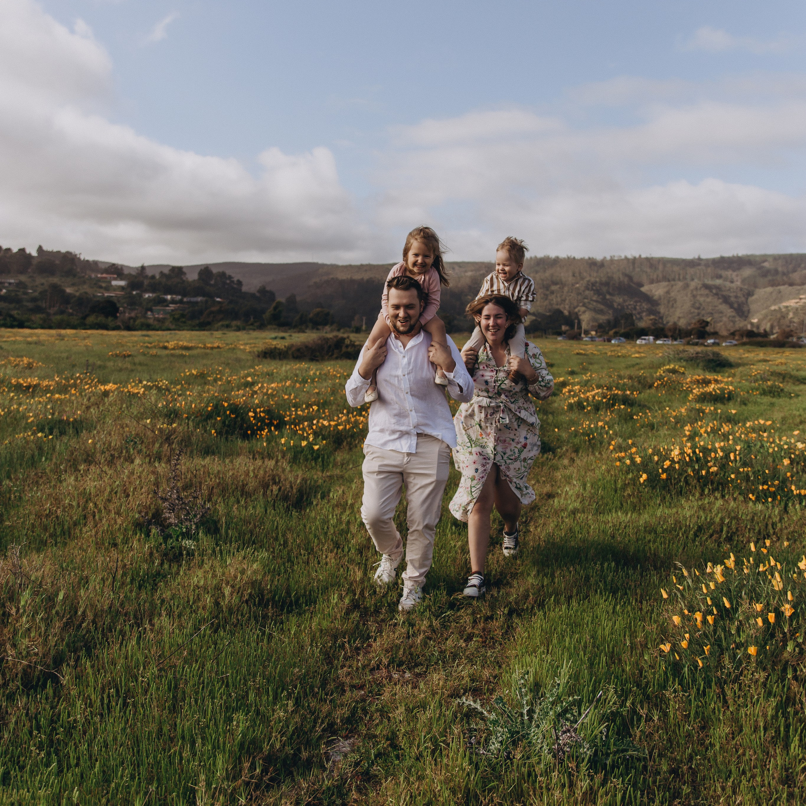 Family shooting in the seaside fields