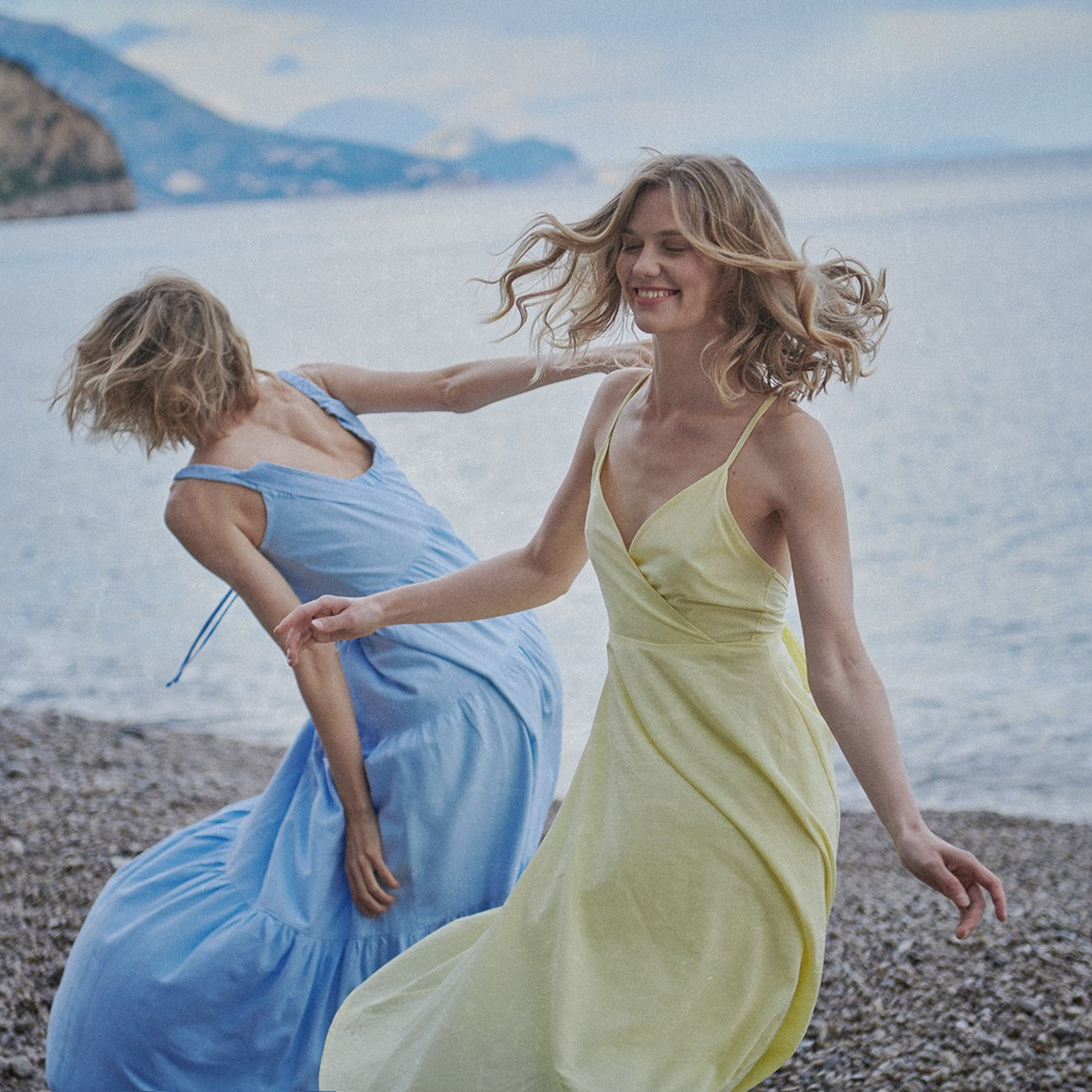 Lifestyle photoshoot for two girls on a seashore 