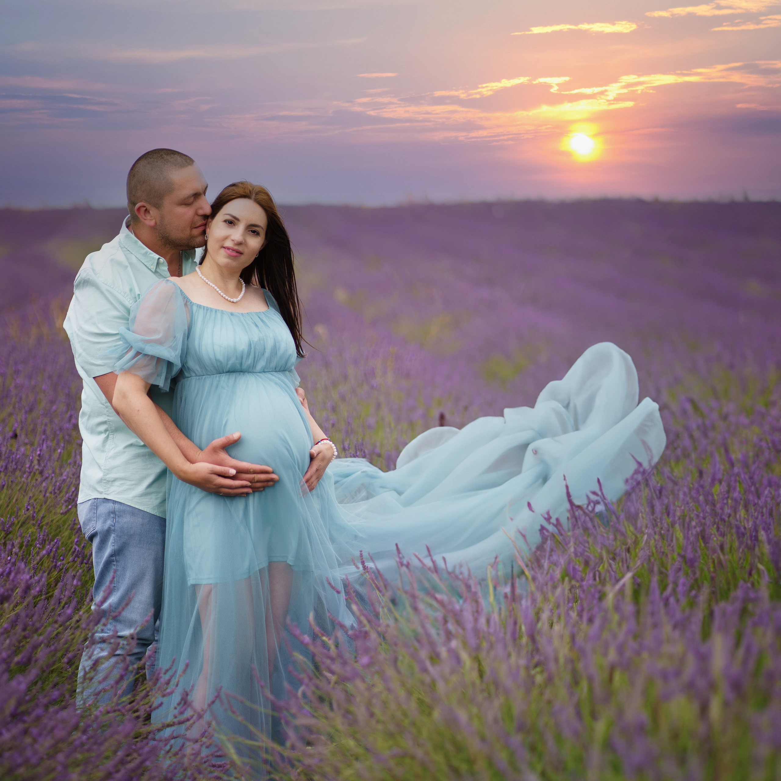 Прекрасное время в ожидании ребенка счастливой семьи.