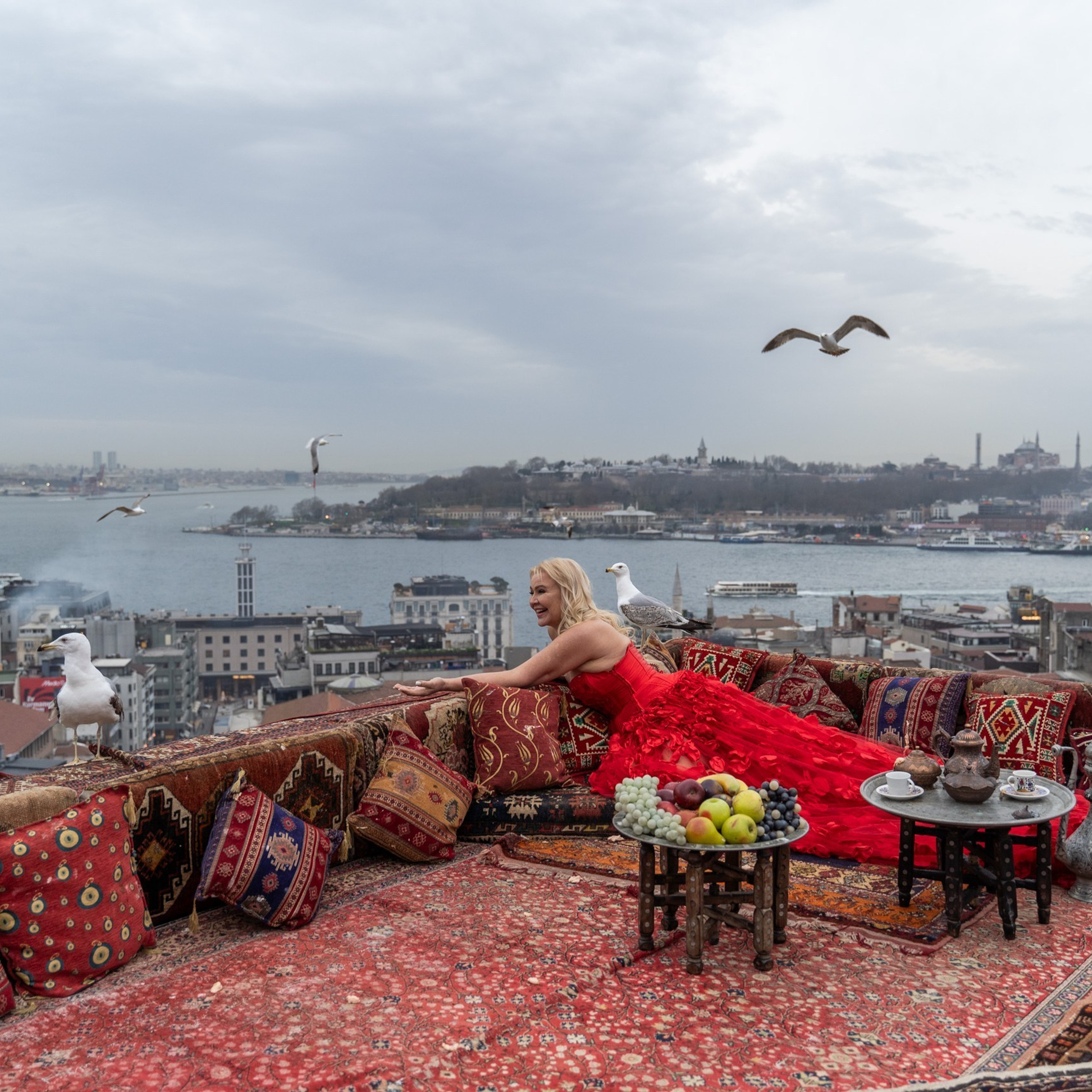 Фотосессия в Стамбуле. Фотограф в Стамбуле. Лайфстайл фотограф в Стамбуле Анатолий. Фотосессии на крышах с чайками