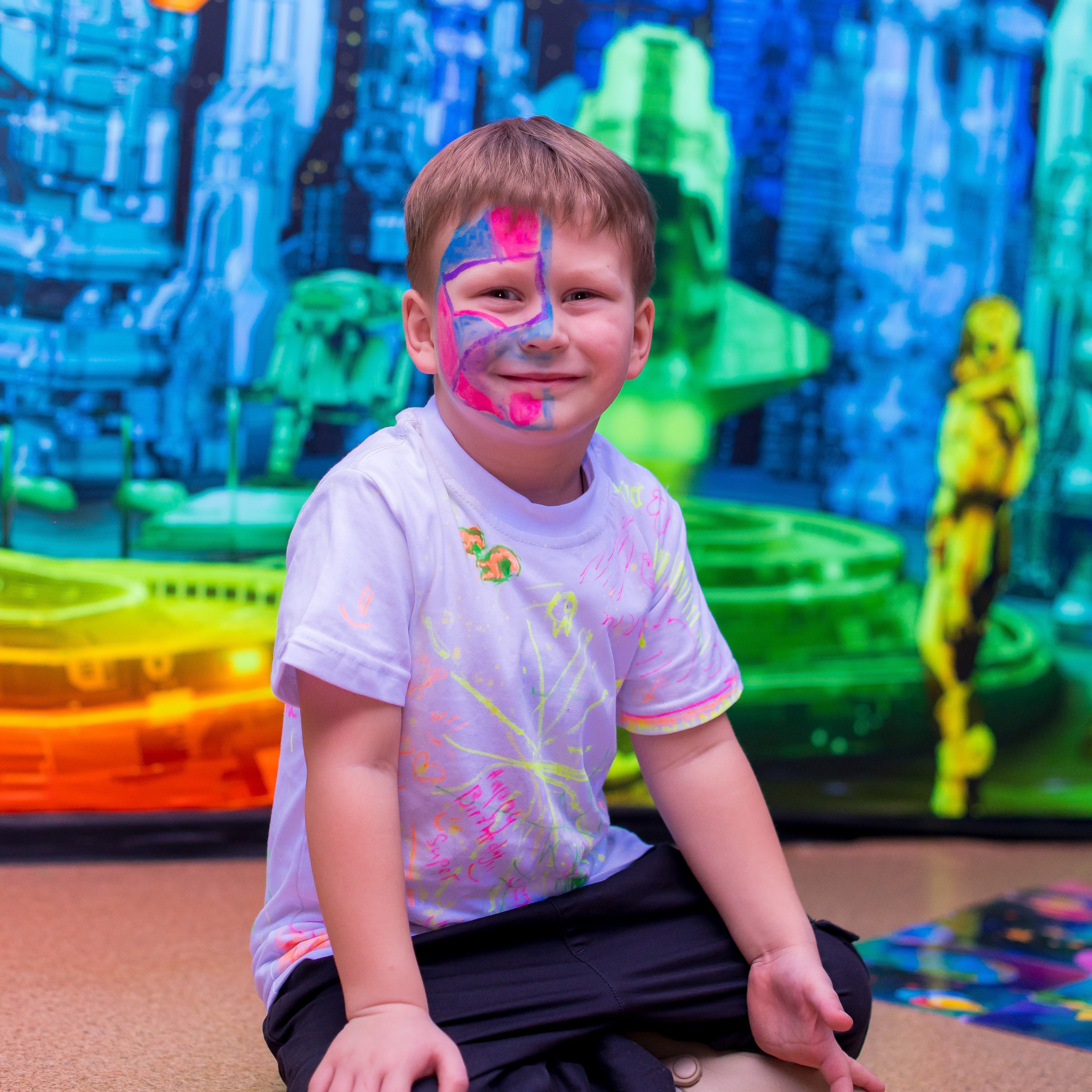 День народження в неоновій кімнаті