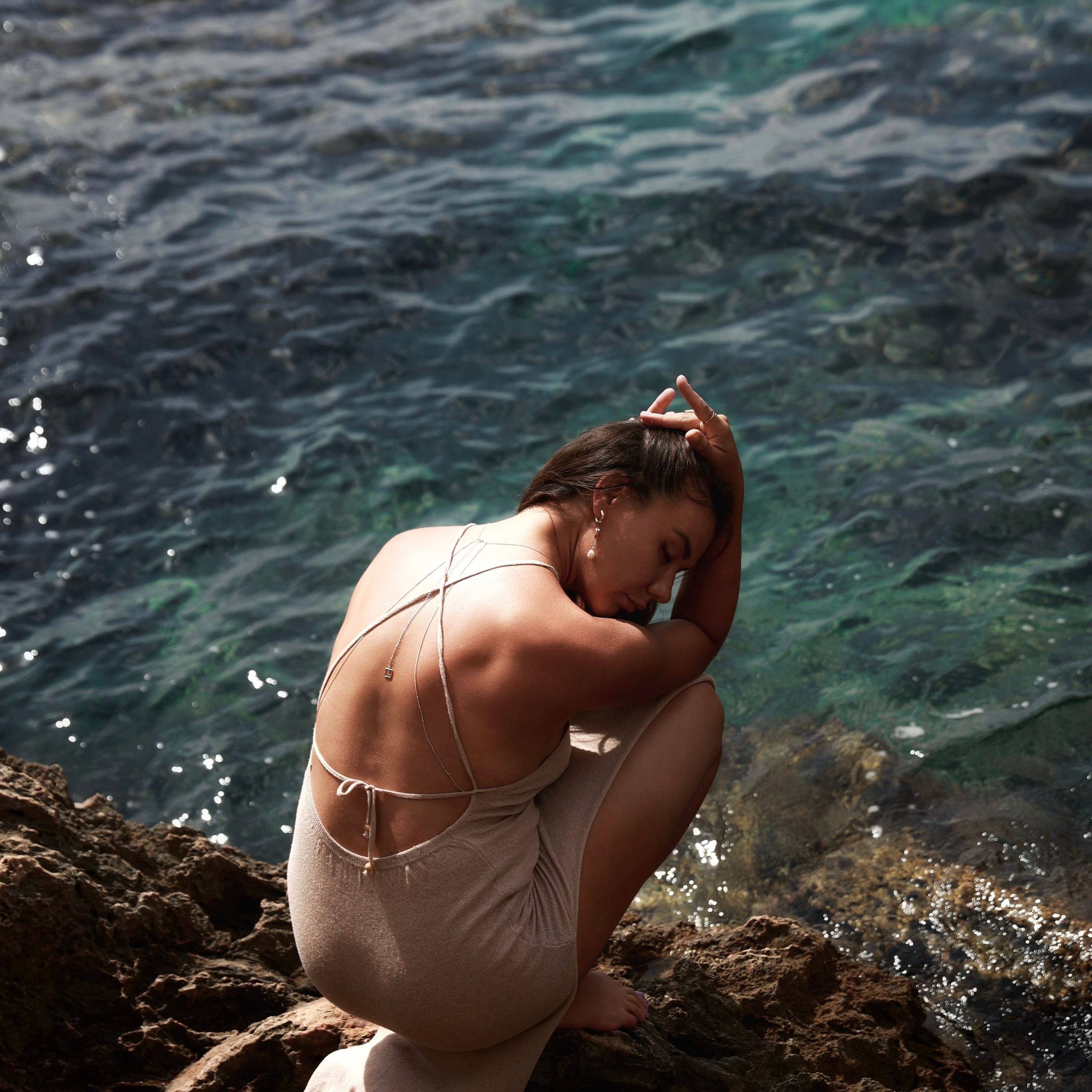 У моря со скалами