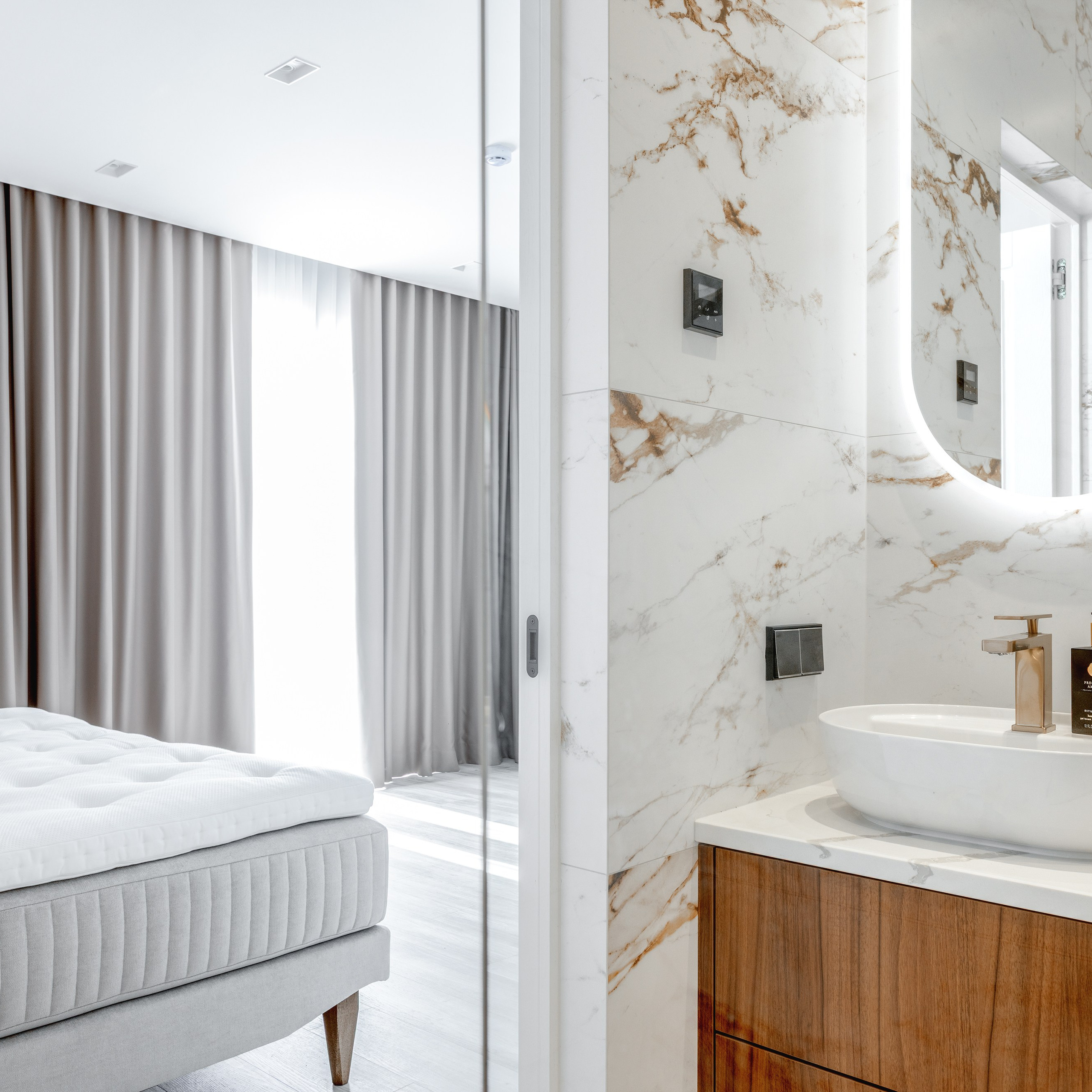 Modern bathroom with access to the bedroom