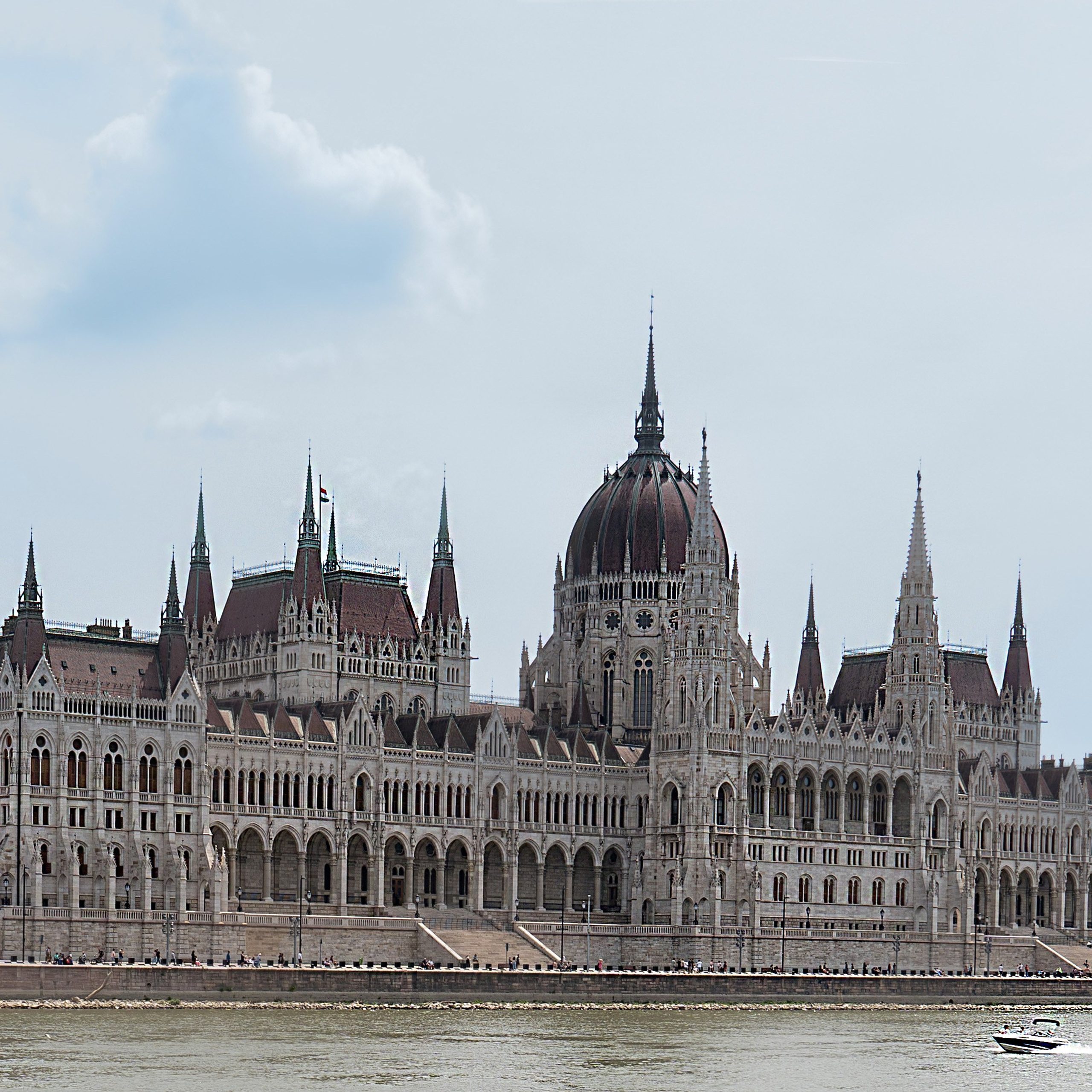 Blick auf das Parlamentsgebäude in Budapest von einem Schiff auf der Donau.