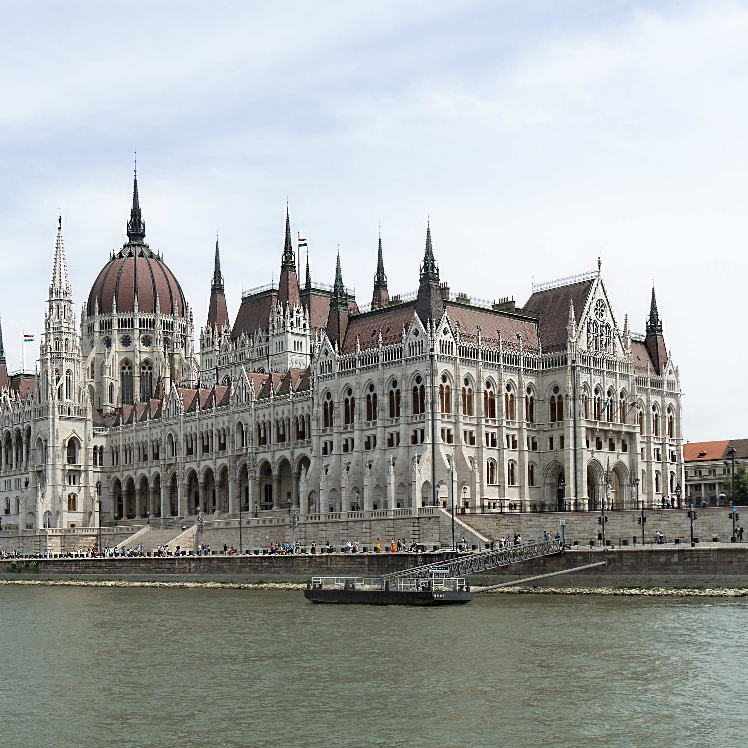 Blick auf das Parlamentsgebäude in Budapest von einem Schiff auf der Donau.