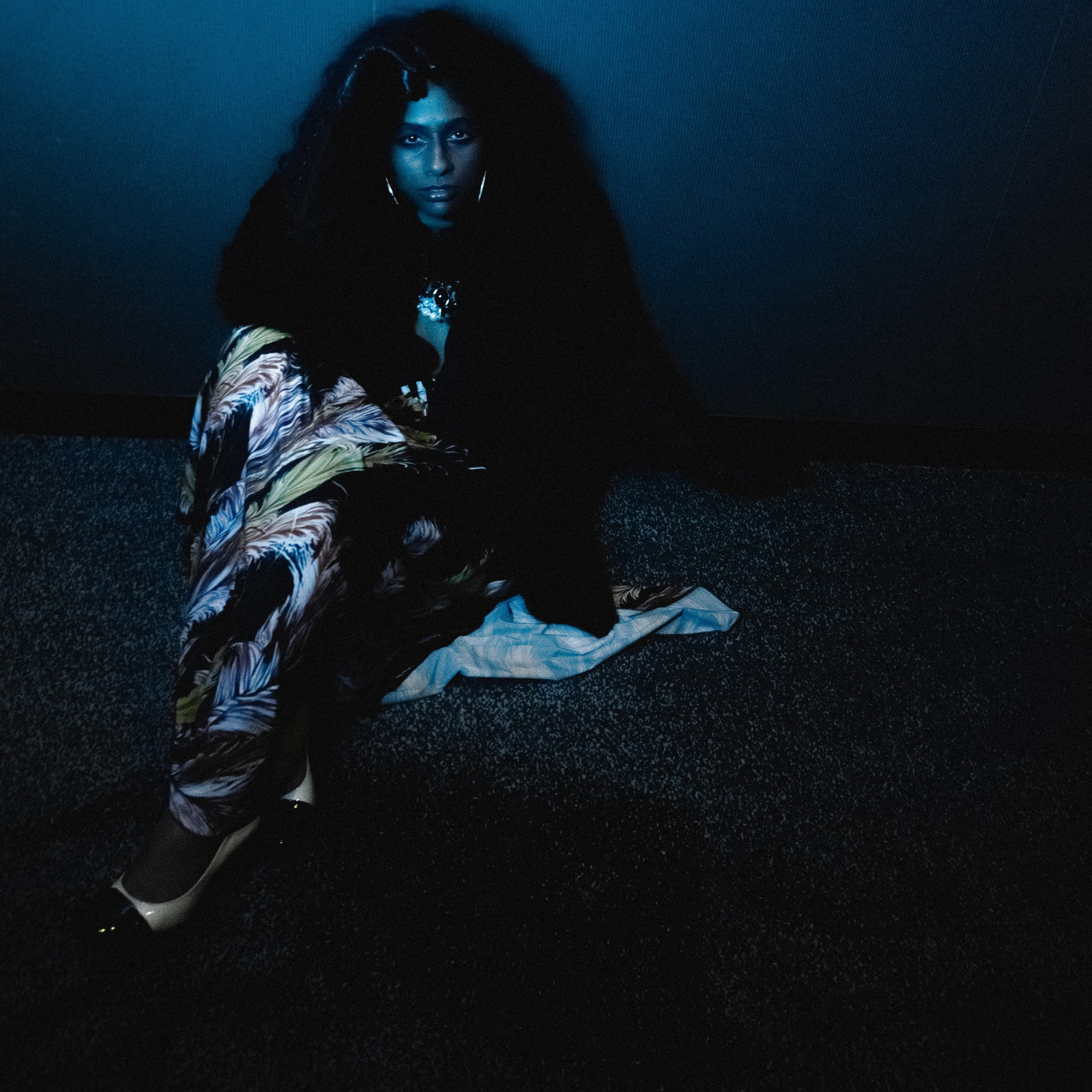 девушка в стиле ритм энд блюз кудрявые волосы