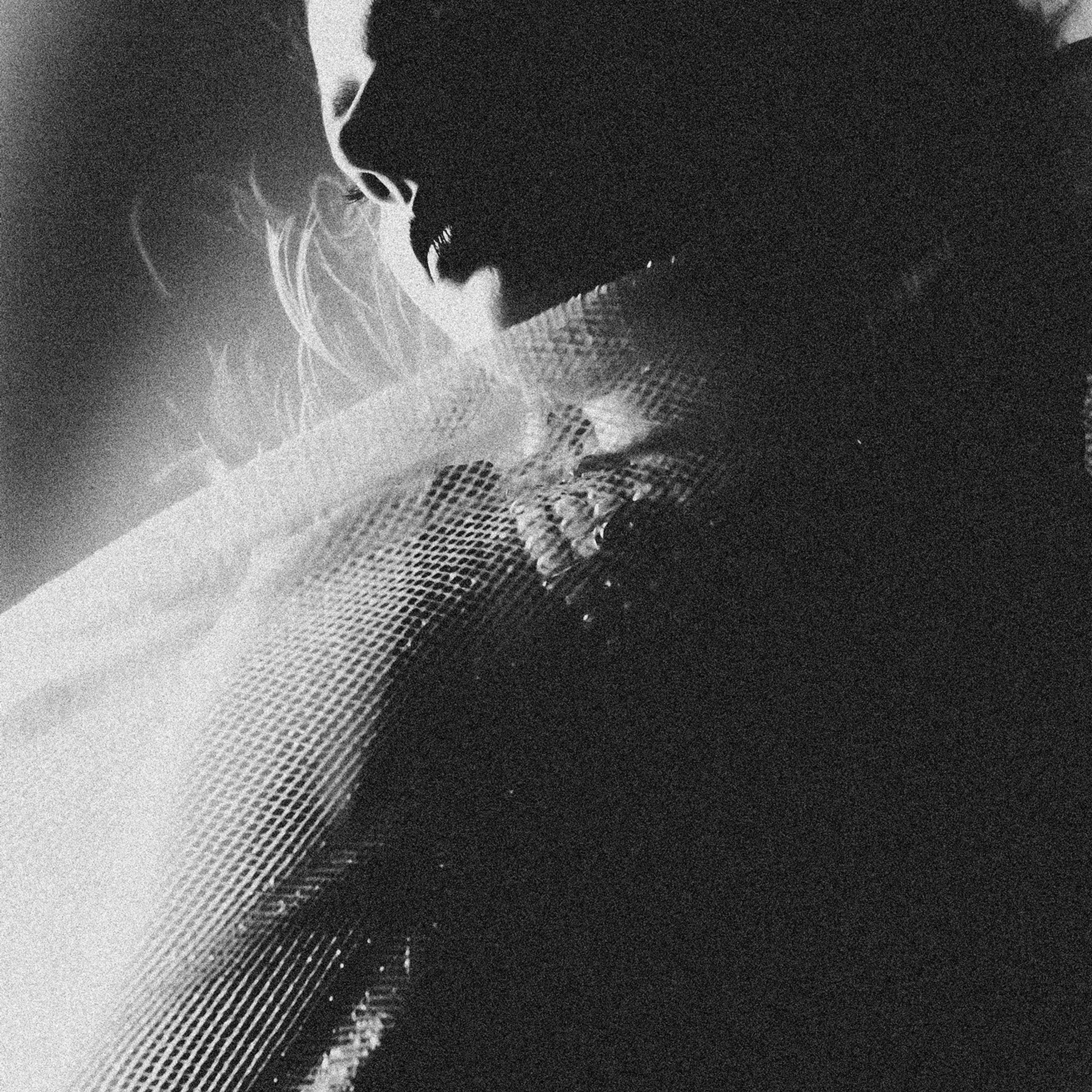 черно-белое фото в стиле битон волосы на ветру