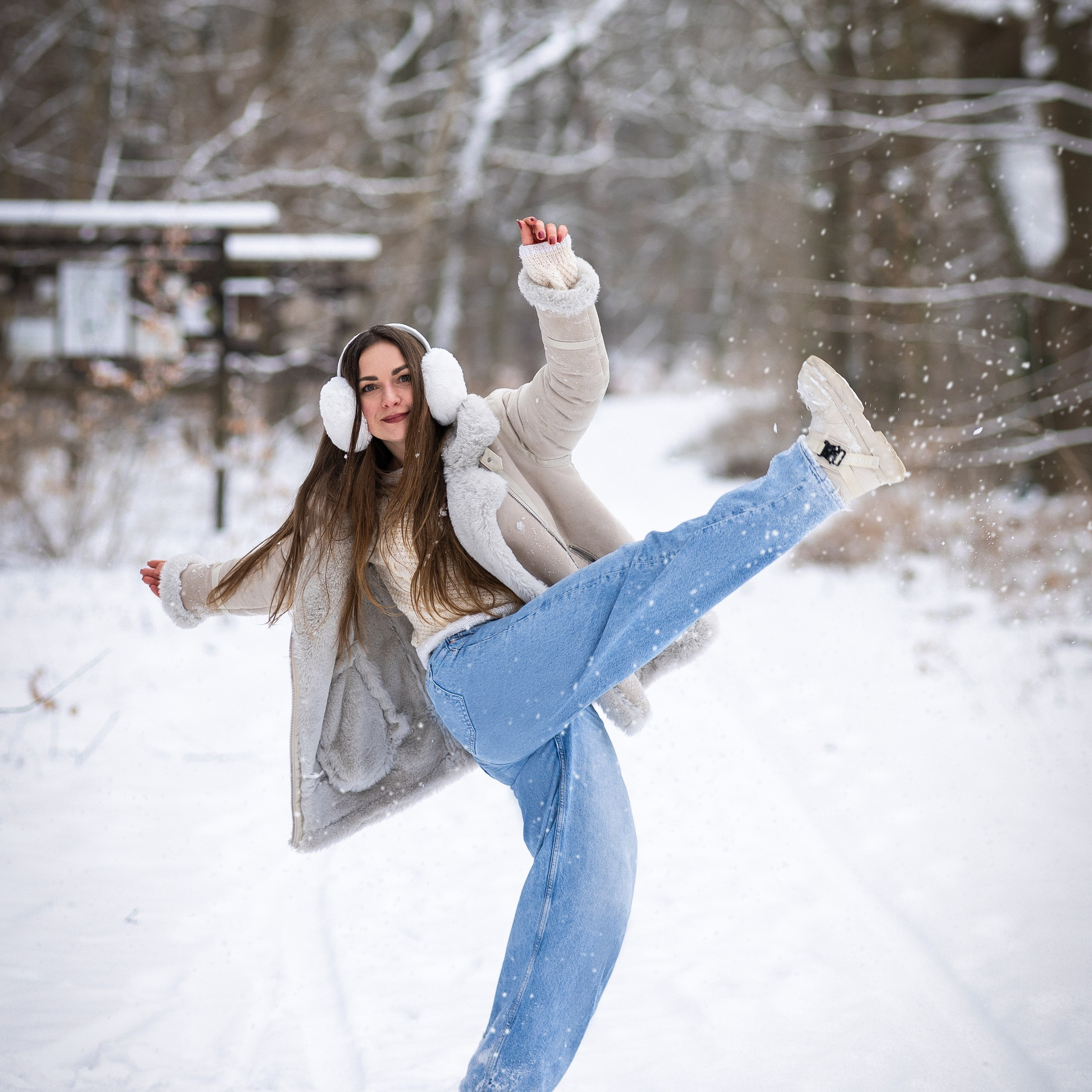 Winter Fotoshooting im Wald – Portraits im Schnee mit warmen Akzenten