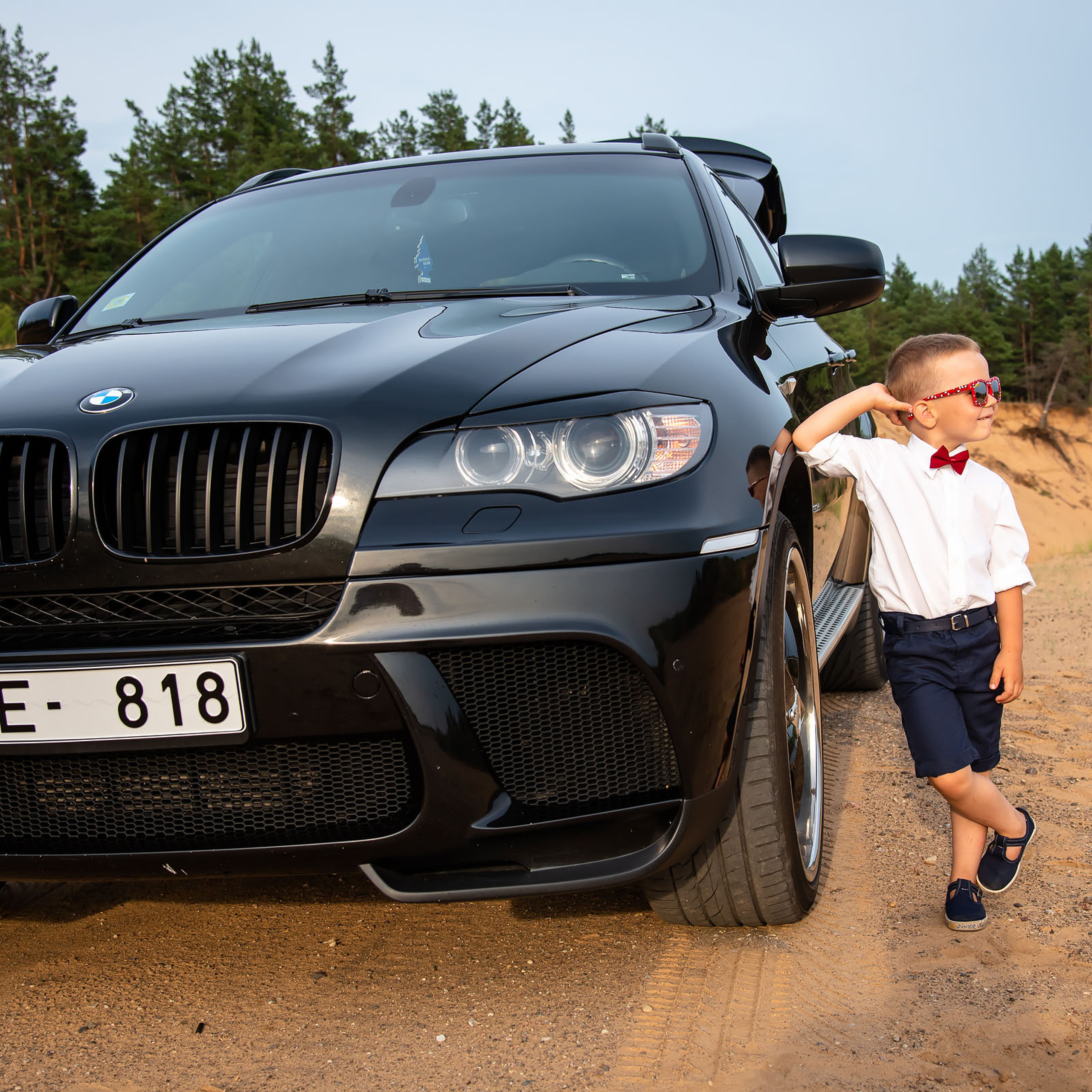 Анна и Марта / Корги и Гриффоны. Фотограф Ромуальд Рубенис и Артемий Сташанс