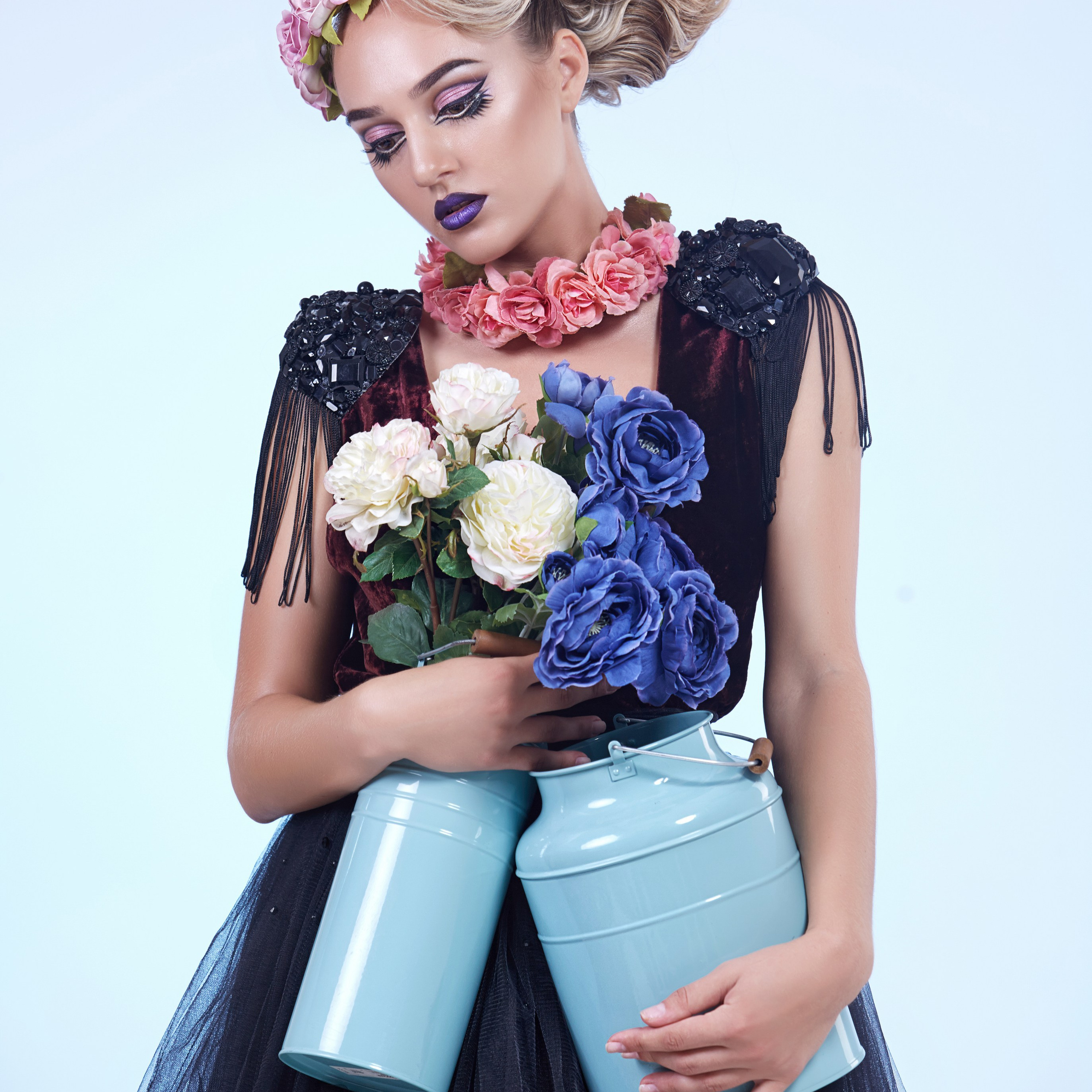 Avec des fleurs. Séance photo en studio