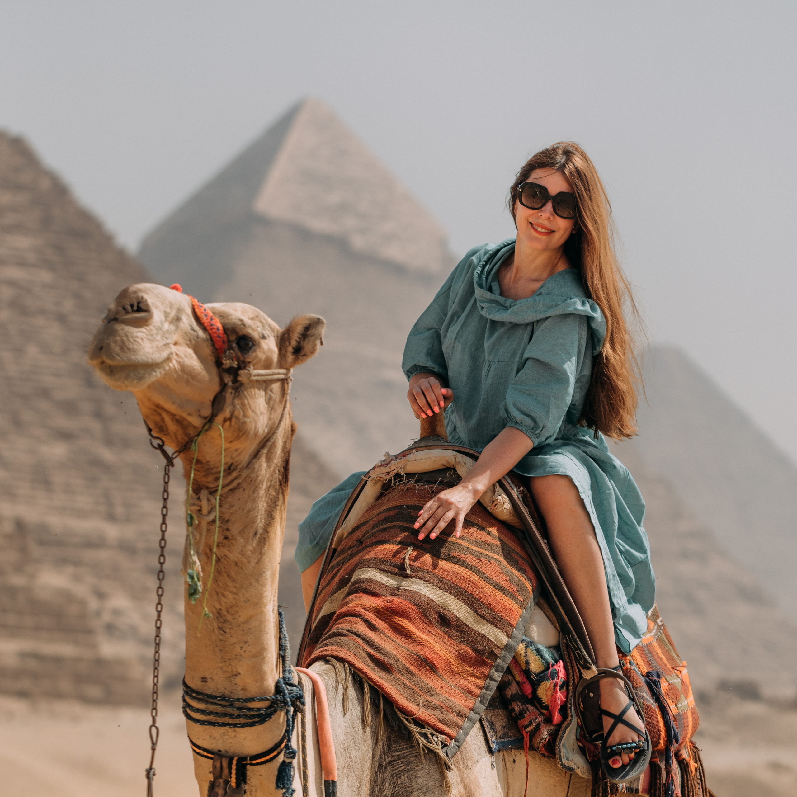 Девушка у пирамид