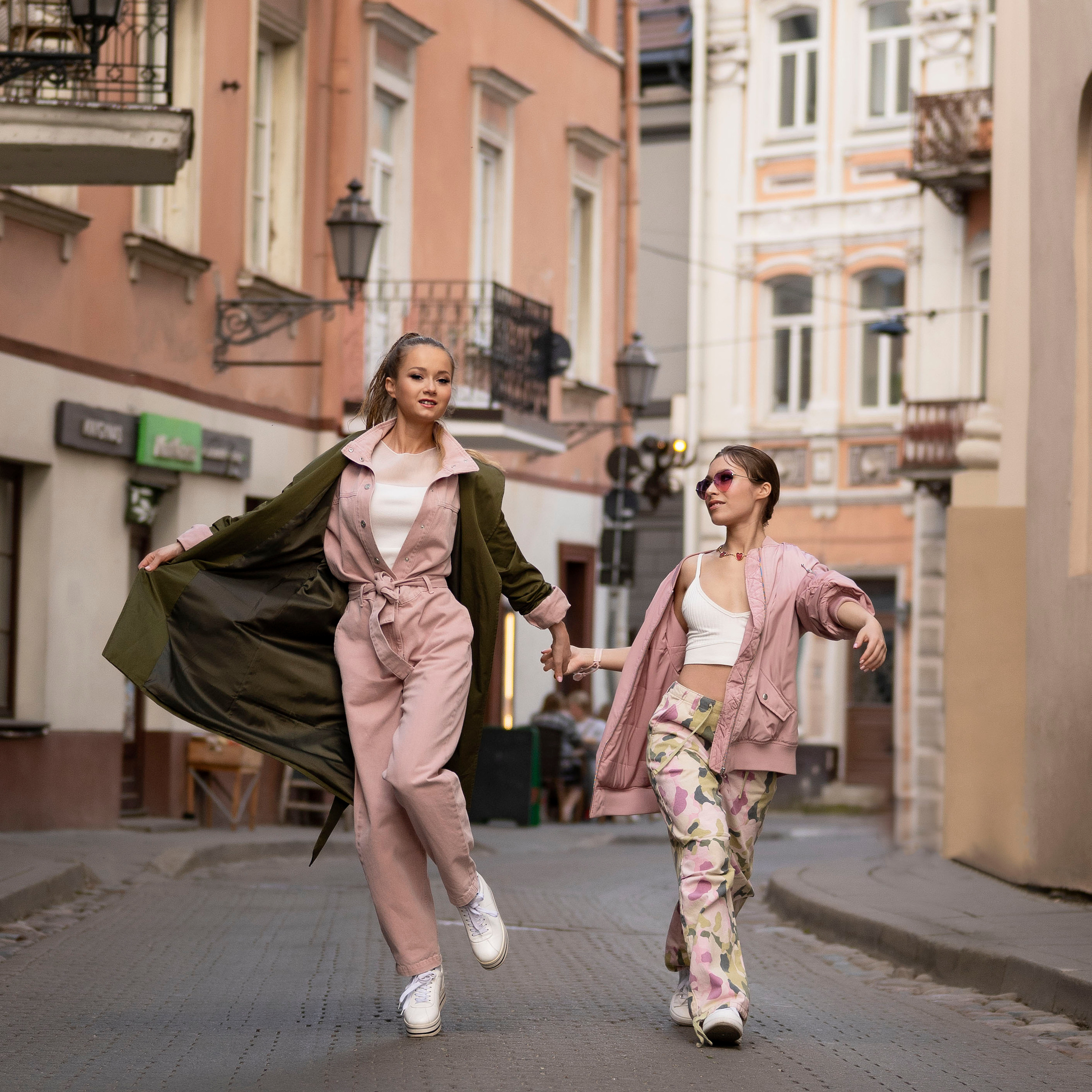 Настя и Соня. Прогулка в Вильнюсе.