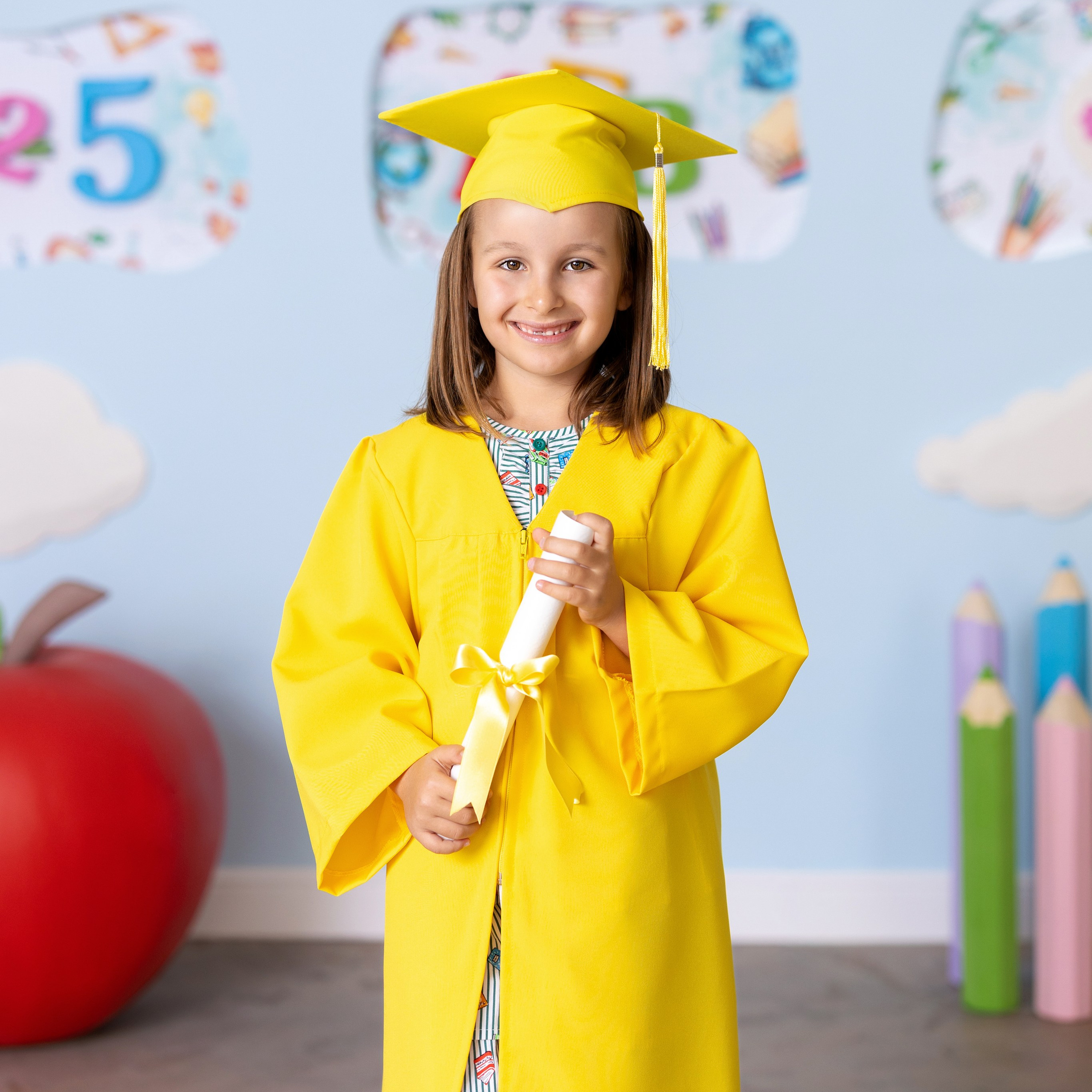 Комплект жълта тога за детска градина от три части. 🎓 Togiishapki.bg — Тоги и академични шапки за дипломиране на студенти, ученици и деца