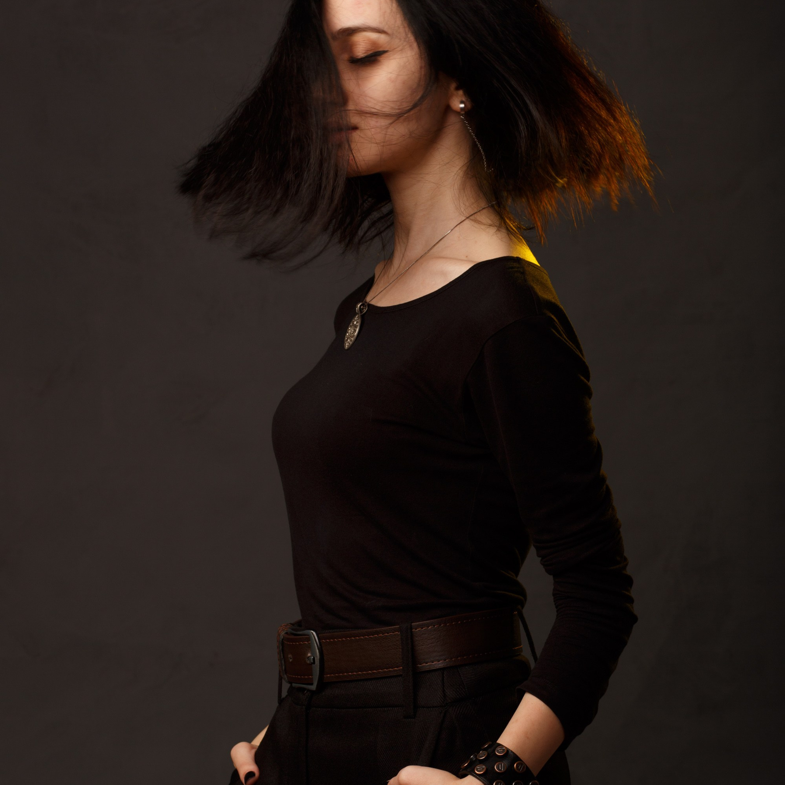 Qara fonda dramatik işıqlı portret