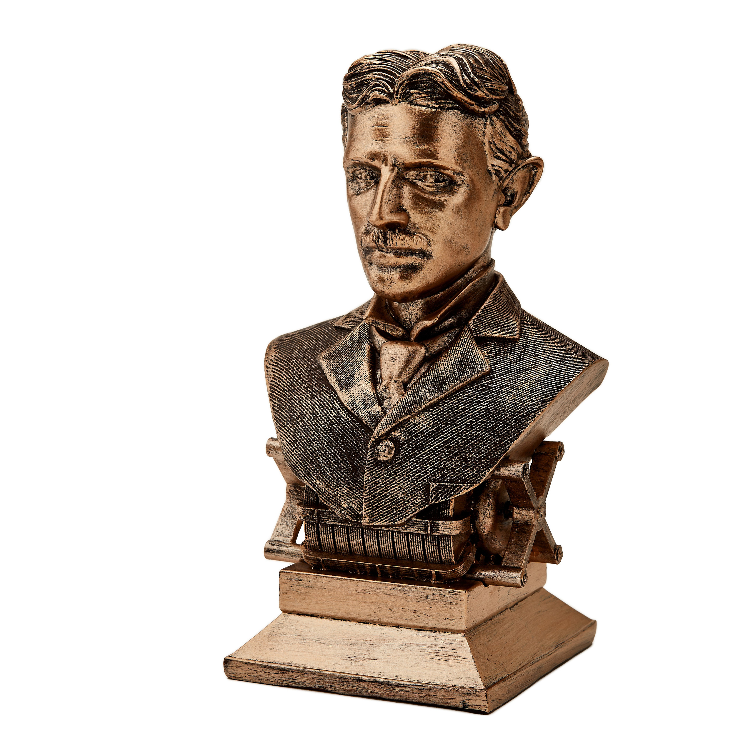 Ağ fonda, Nikola Teslanın bürünc büst heykəli, qalın kostyumda və arxasında sarğı (coil) detalları olan postament üzərində.