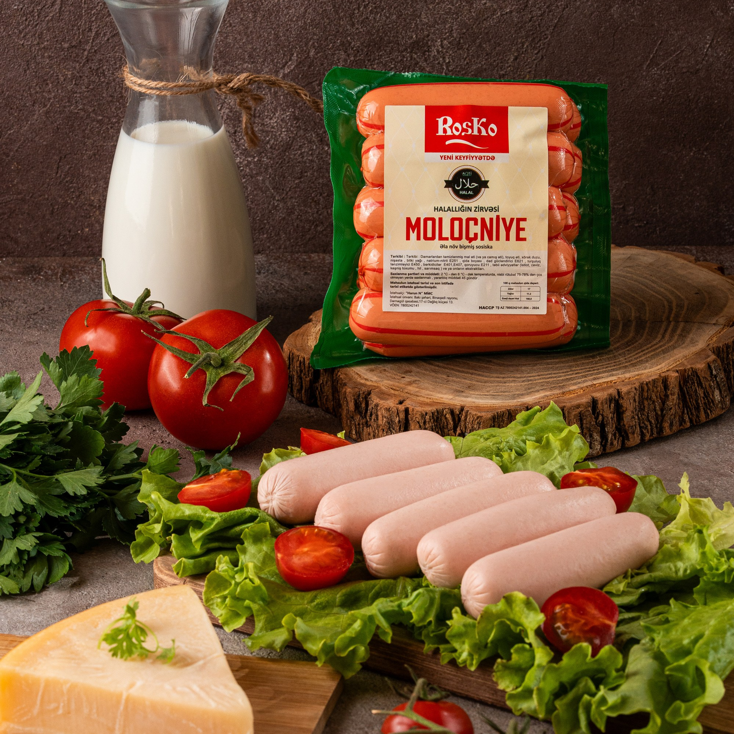 Roska “Moloçniye” süd tərkibli sosiskaları, yaşıl salat, pomidor, süd və pendir fonunda peşəkar təqdimat.