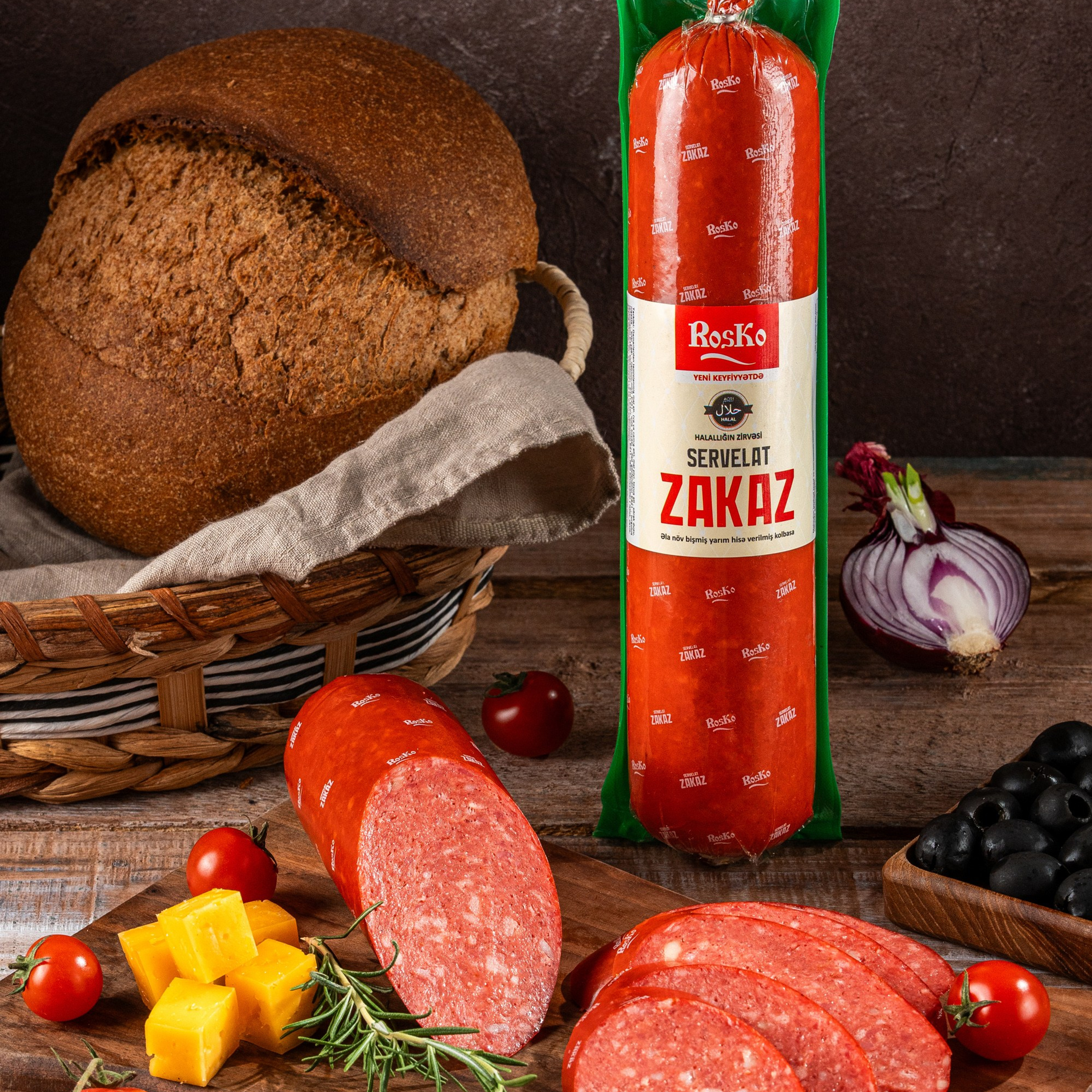 Roska “Zakaz” servelat kolbasası dilimlənmiş və bütöv formada, qara çörək, pendir və tərəvəzlərlə kəndsayağı üslubda təqdim olunub.