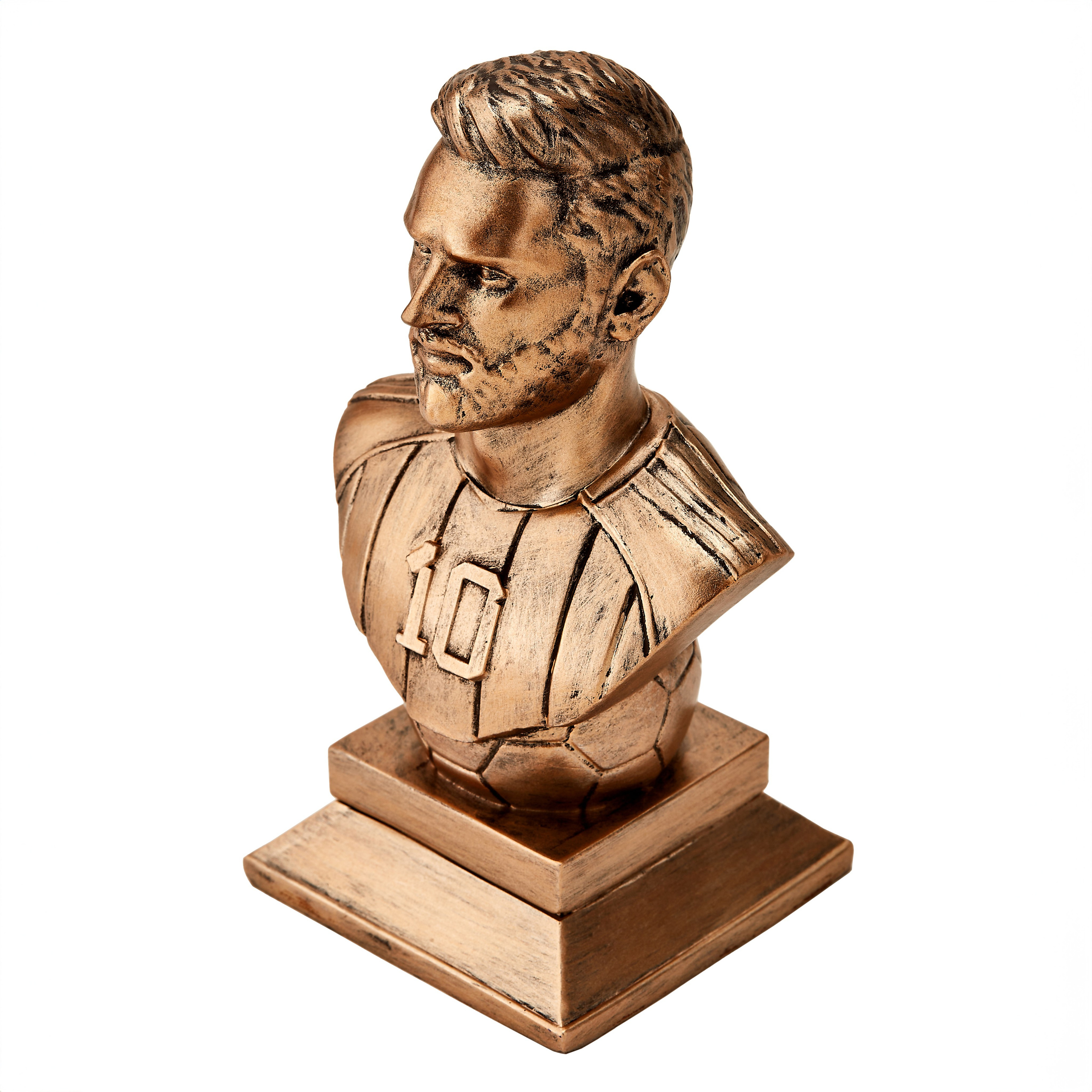 Ağ fonda, Lionel Messinin bürünc rəngli büst heykəli, 10 nömrəli futbol forması və top formalı postament üzərində.