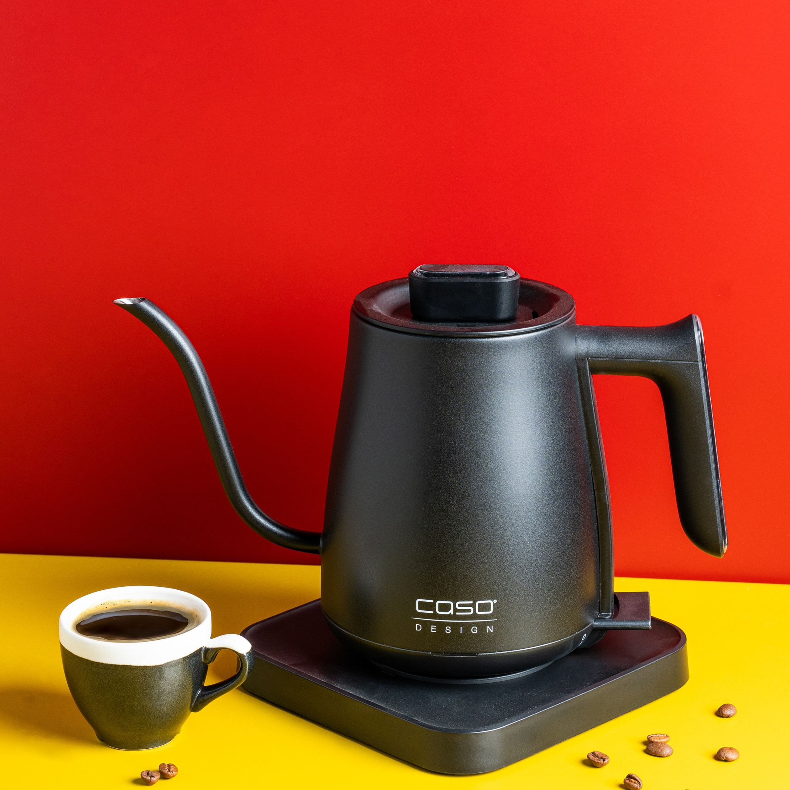 kofe dəmliyyən qırmızı vı sarı fonda müəkkəmməl rəng kombinasiyası