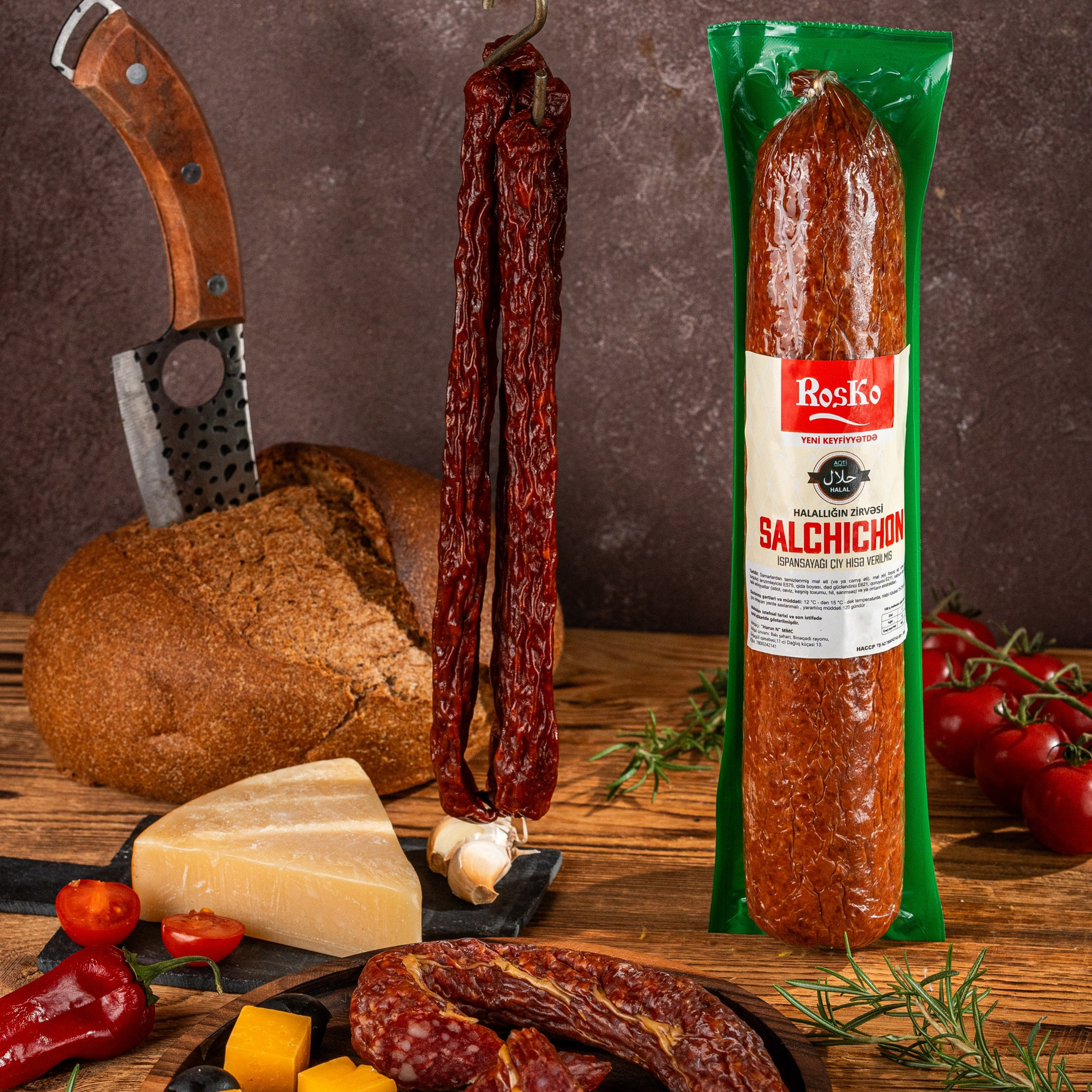 Roska “Salchichon” kolbasası üç formada – paketli, dilimlənmiş və asılmış şəkildə pendir, zeytun və çörəklə birlikdə təqdim olunub.
