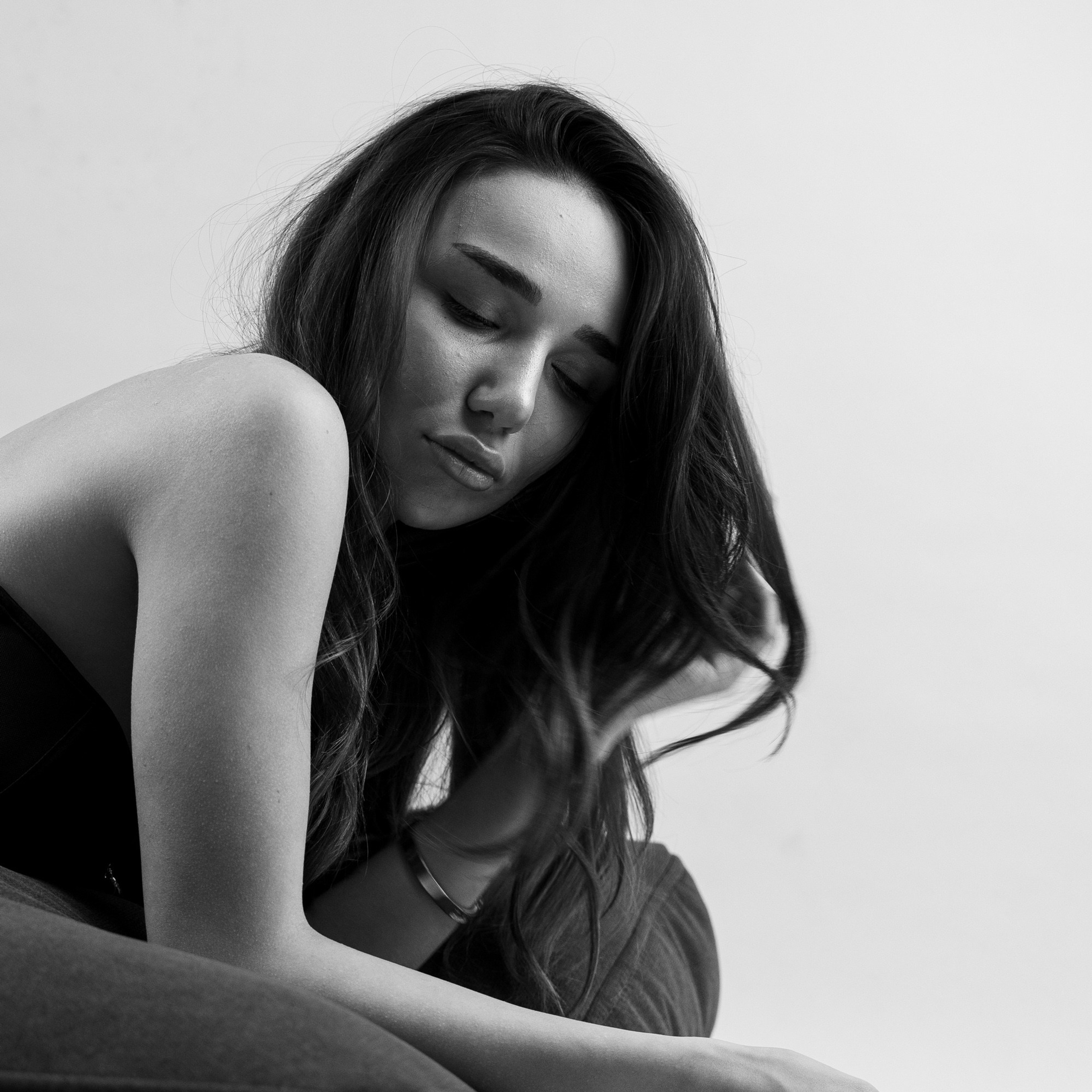 Minimalist fon üzərində portret