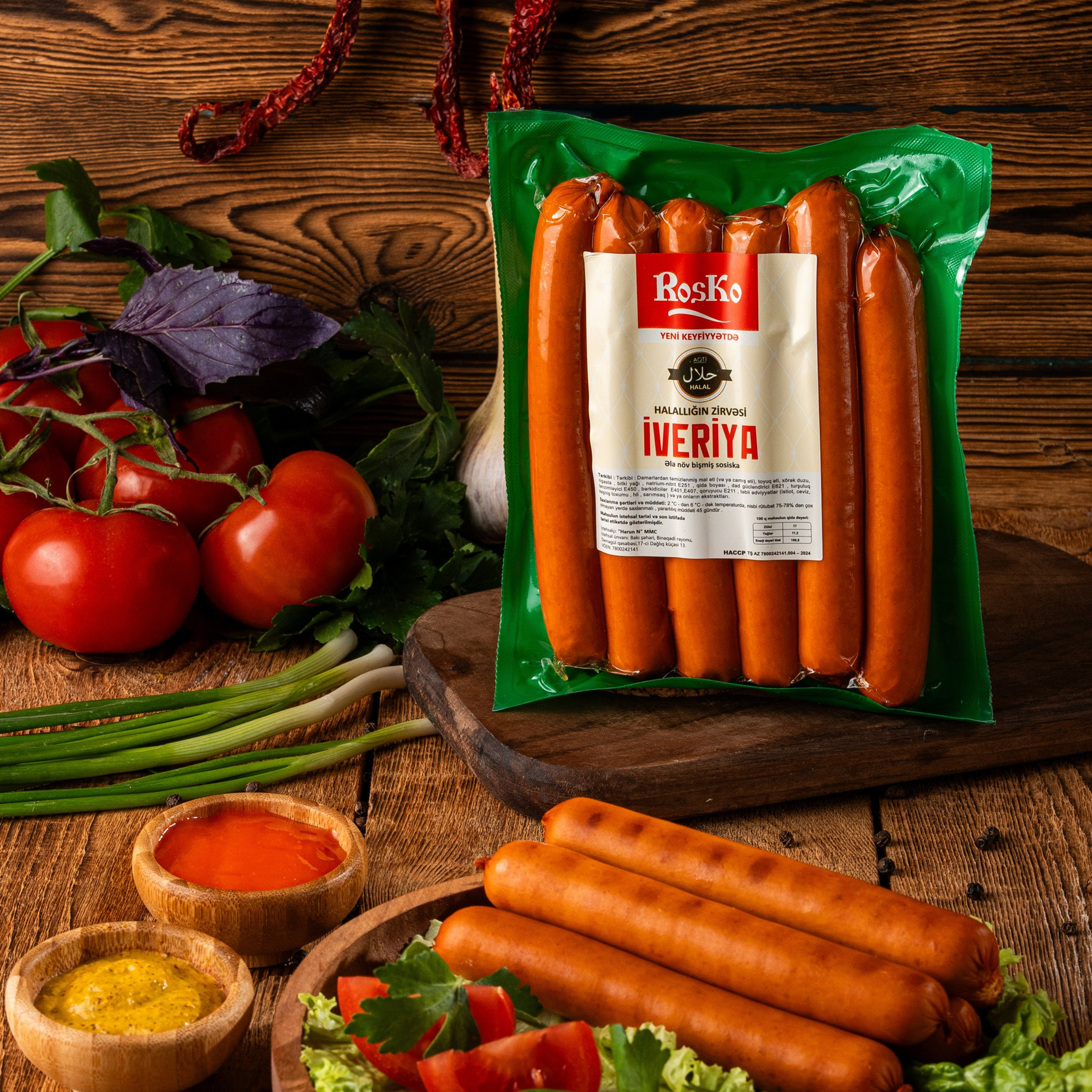 Roska “İveriya” uzun sosiskaları, göyərti, pomidor və xardal sousları ilə rustik üslubda təqdim olunub.