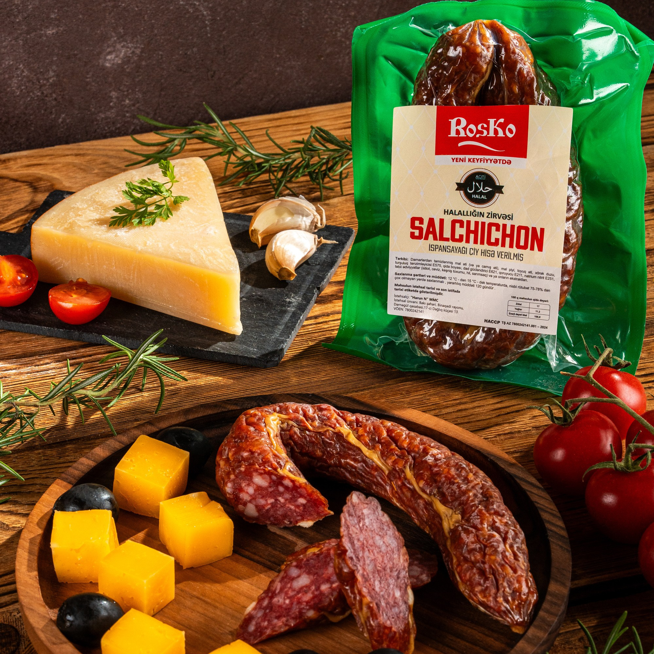 Roska “Salchichon” kolbasası dilimlənmiş və paketli şəkildə, pendir kubları, zeytun və sarımsaqla birlikdə təqdim olunub.