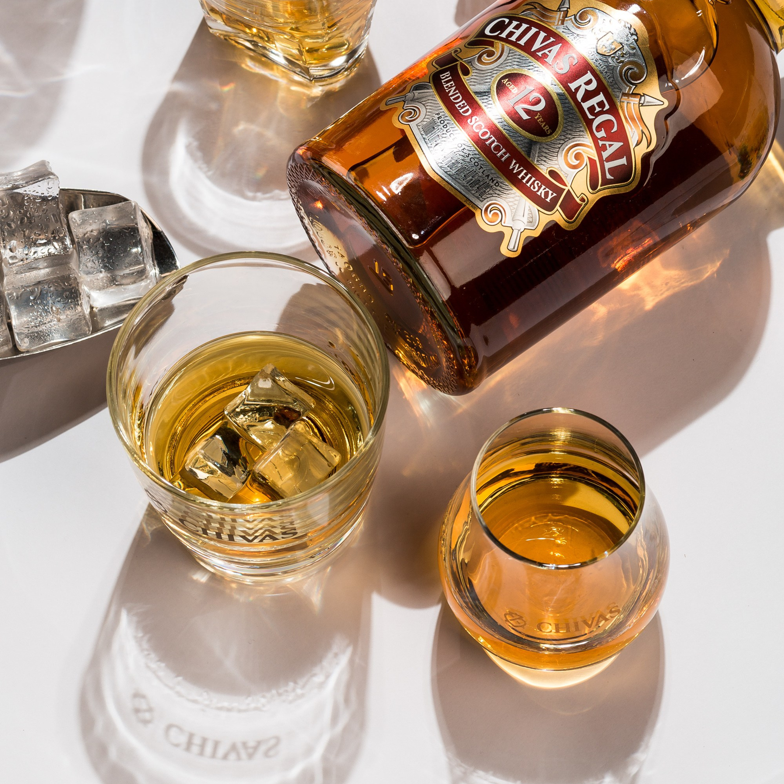 Ağ Fonda Məhsul Fotoqrafiyası: Amazon, Trendyol və Instagram Üçün Hansı Uyğundur?. Məhsul Fotoqrafı Bakıda