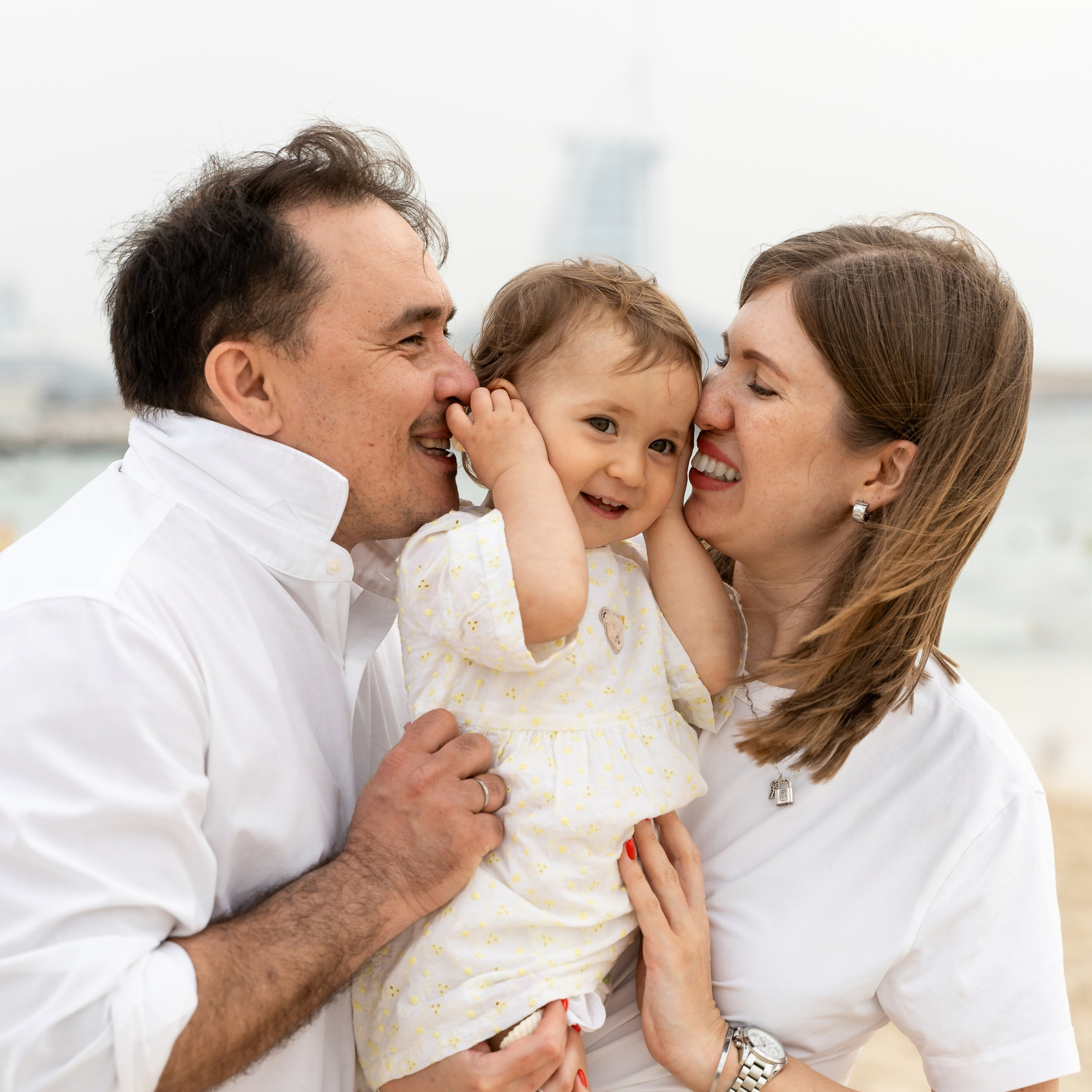 Семья на пляже в Дубае