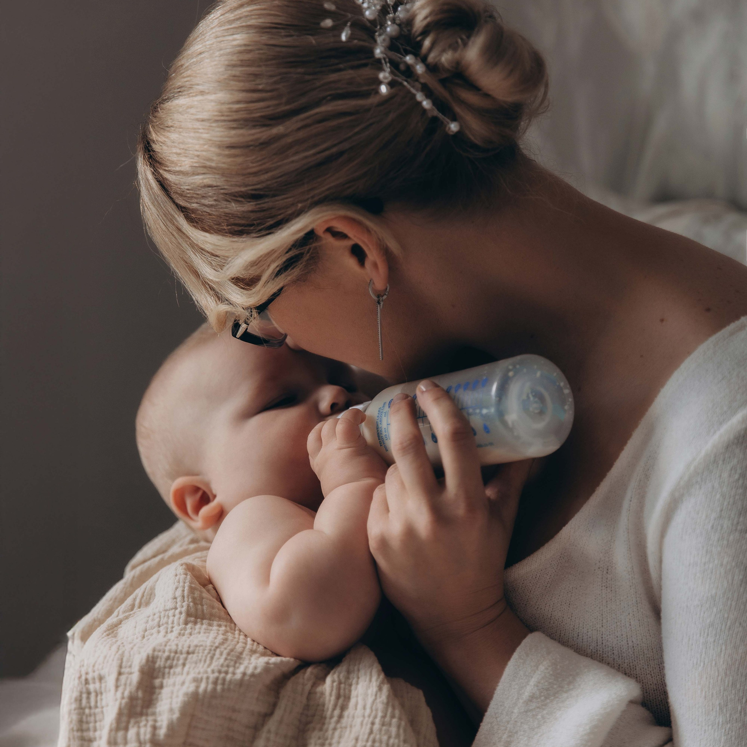 At-Home Baby Photoshoot — First Months of Life in a Cozy Home