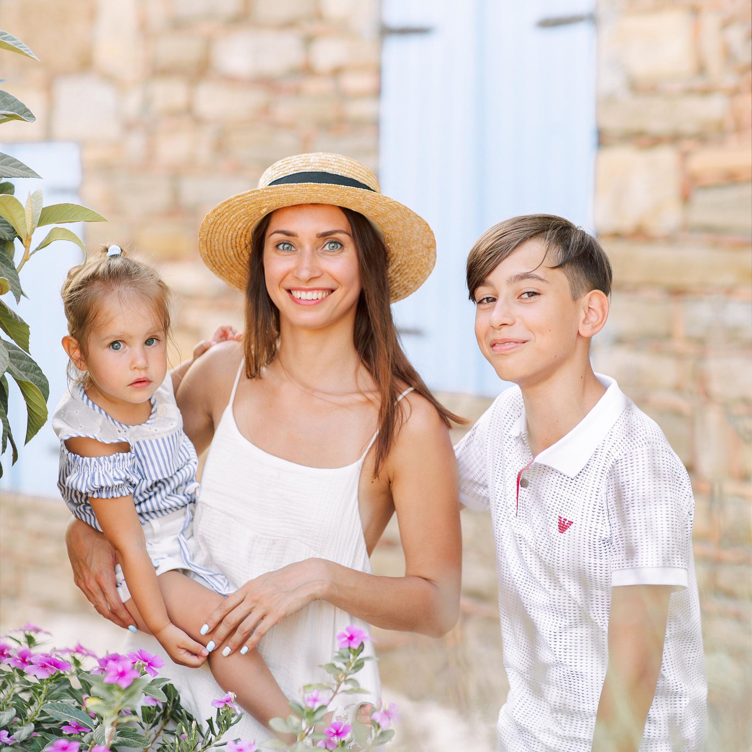 Семейная фотосессия в колоритных улочках Сиде. Алсу Девели. Фотограф в Алании в Турции, Аланья, Сиде, Белек, Анталия, Кемер, Конаклы, Окурджалар. Фотосъемки в Алании. Фотосессия в Алания
